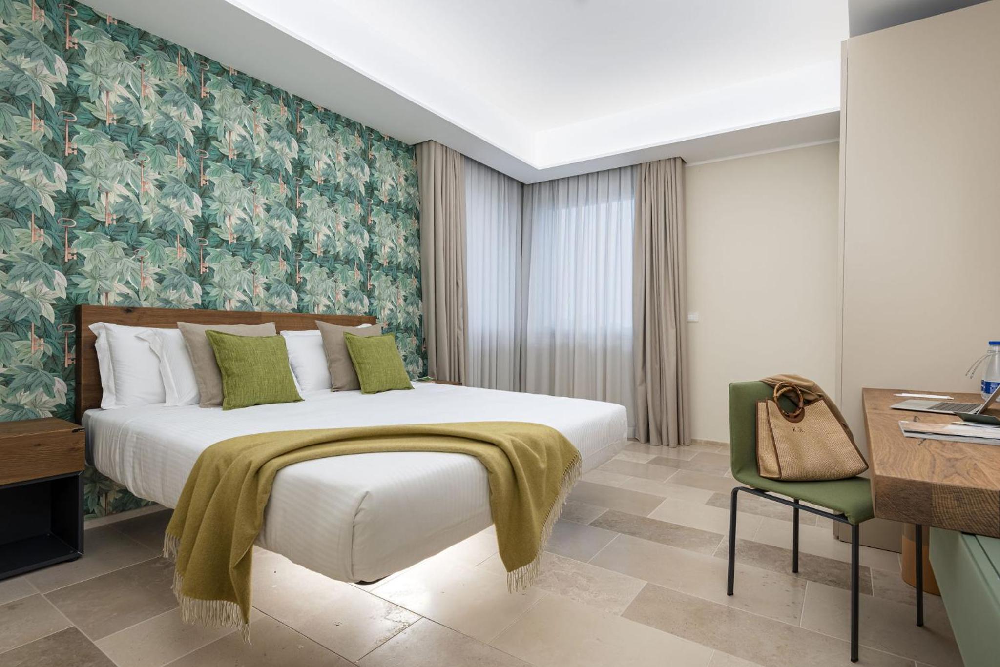 Suite - Photo 1