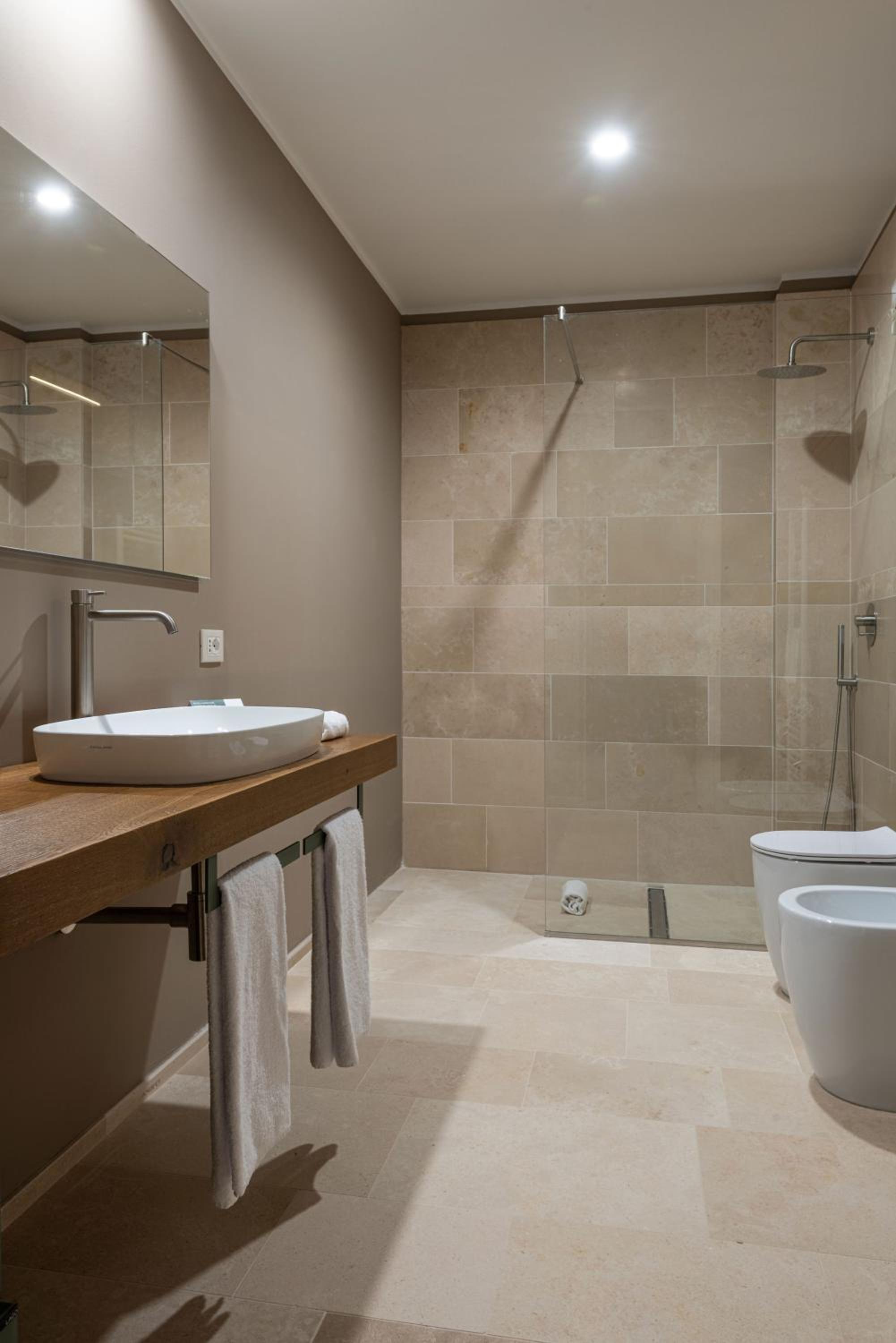 Suite - Photo 8