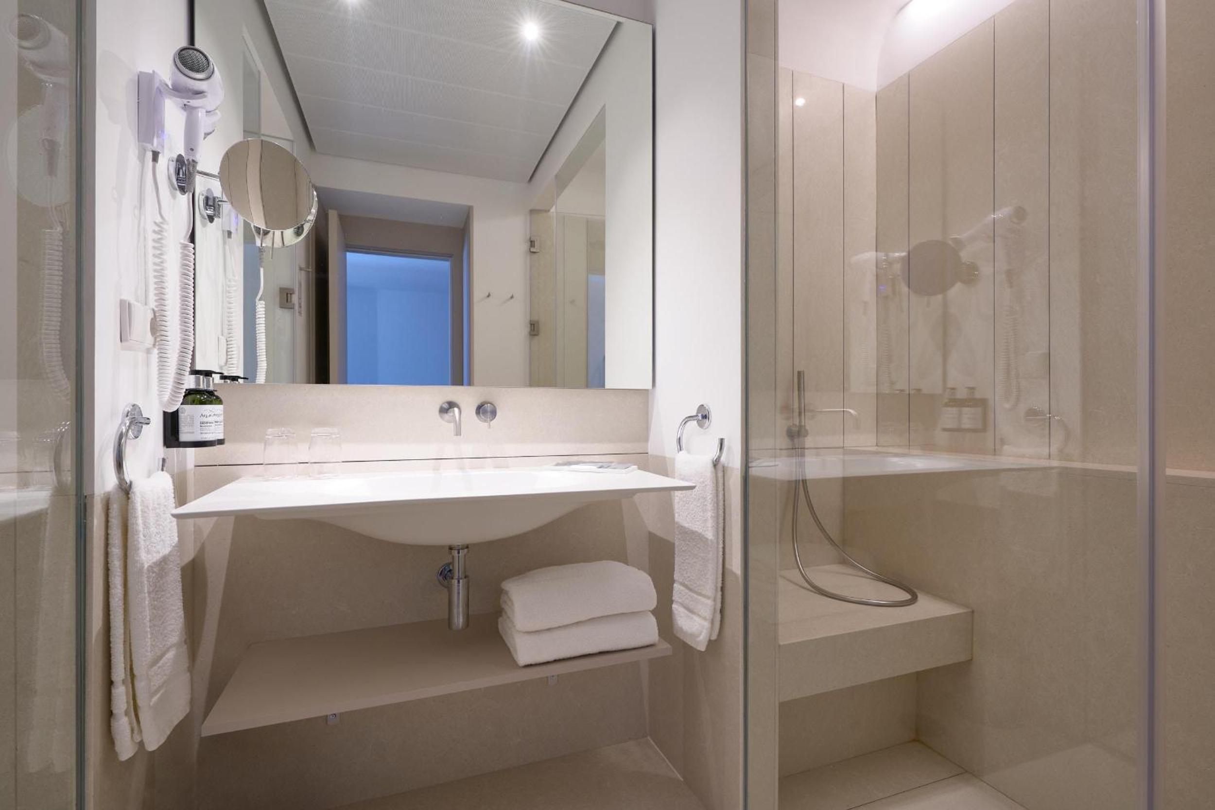 Standard Double Room - Photo 5