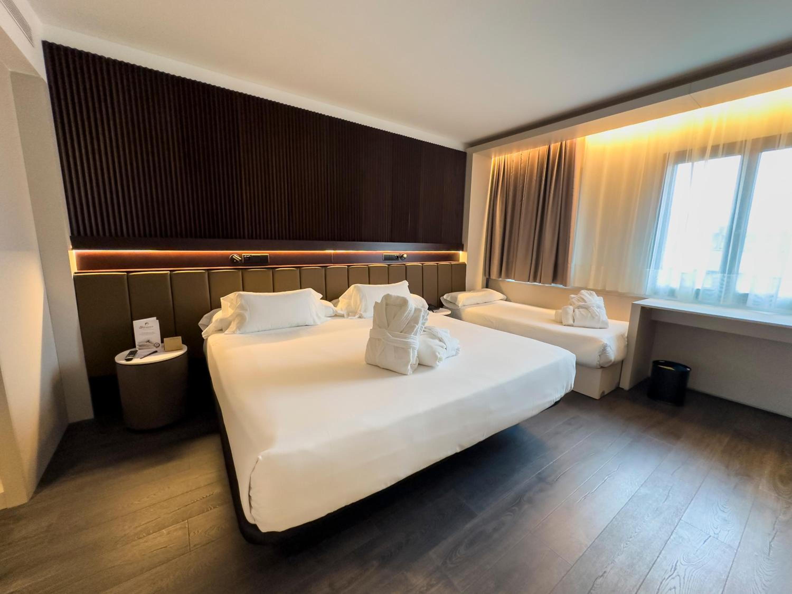 Twin Room with Extra Bed photo 2