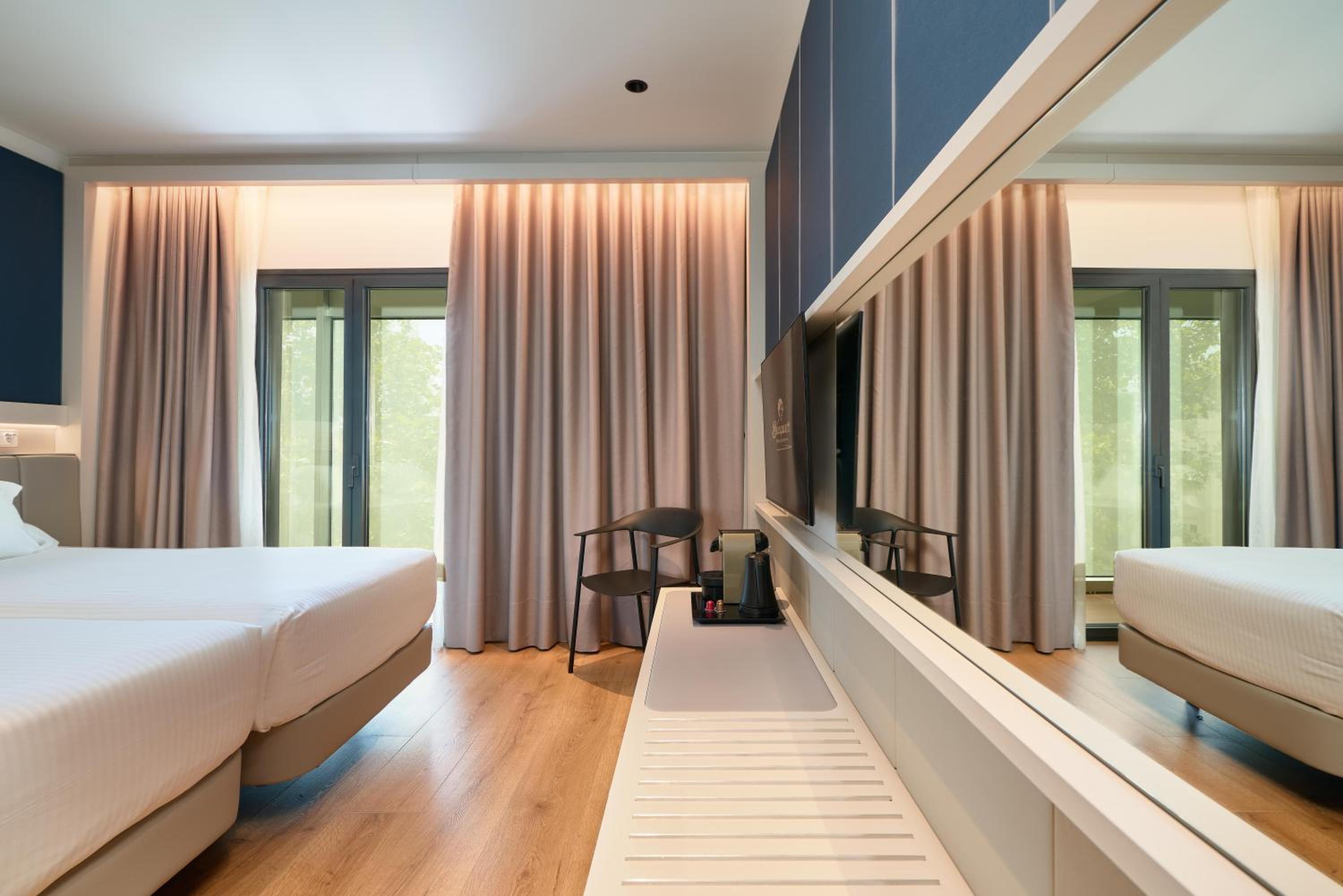 Deluxe Double Room with Balcony - Photo 8