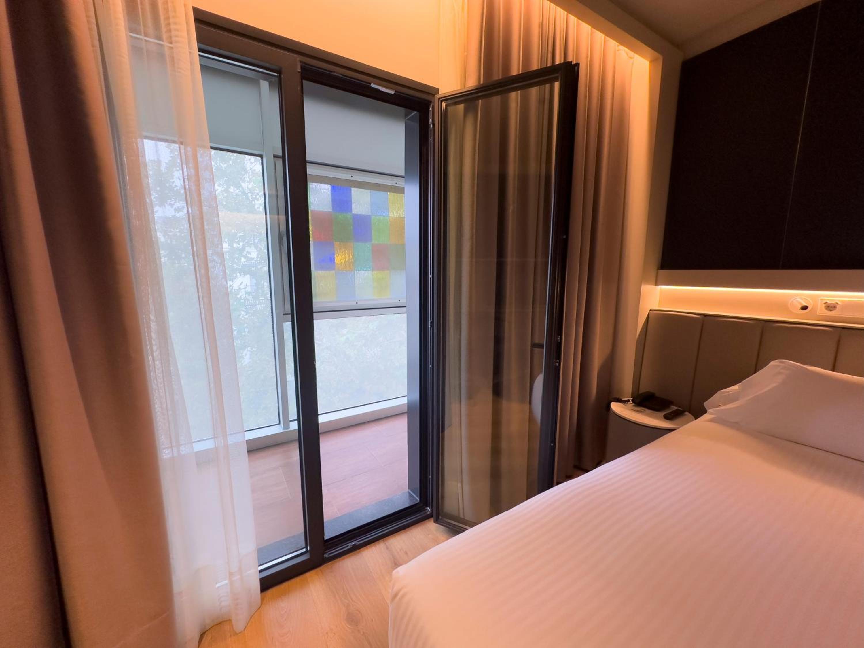 Deluxe Double Room with Balcony - Photo 3