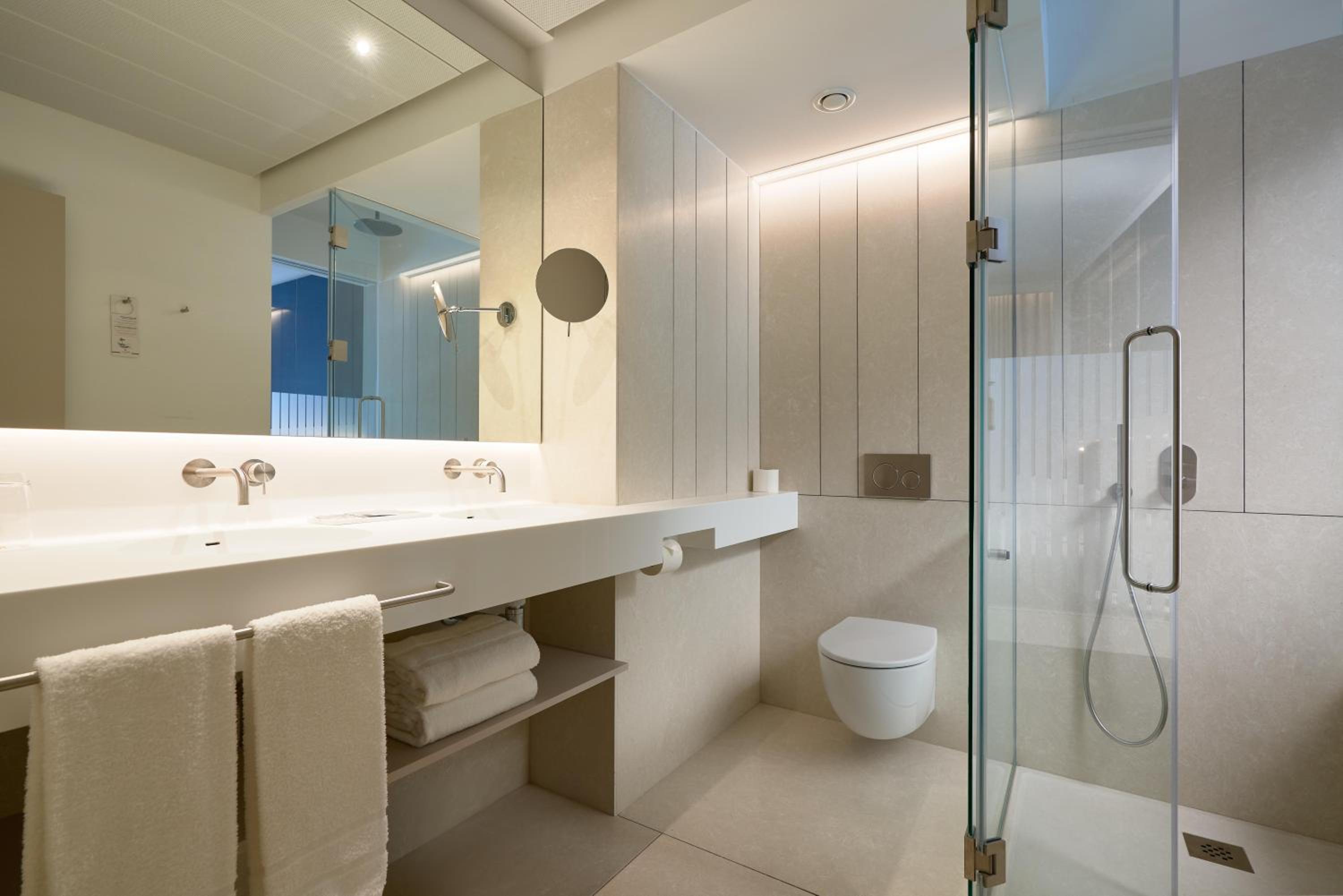 Deluxe Double Room with Balcony - Photo 7