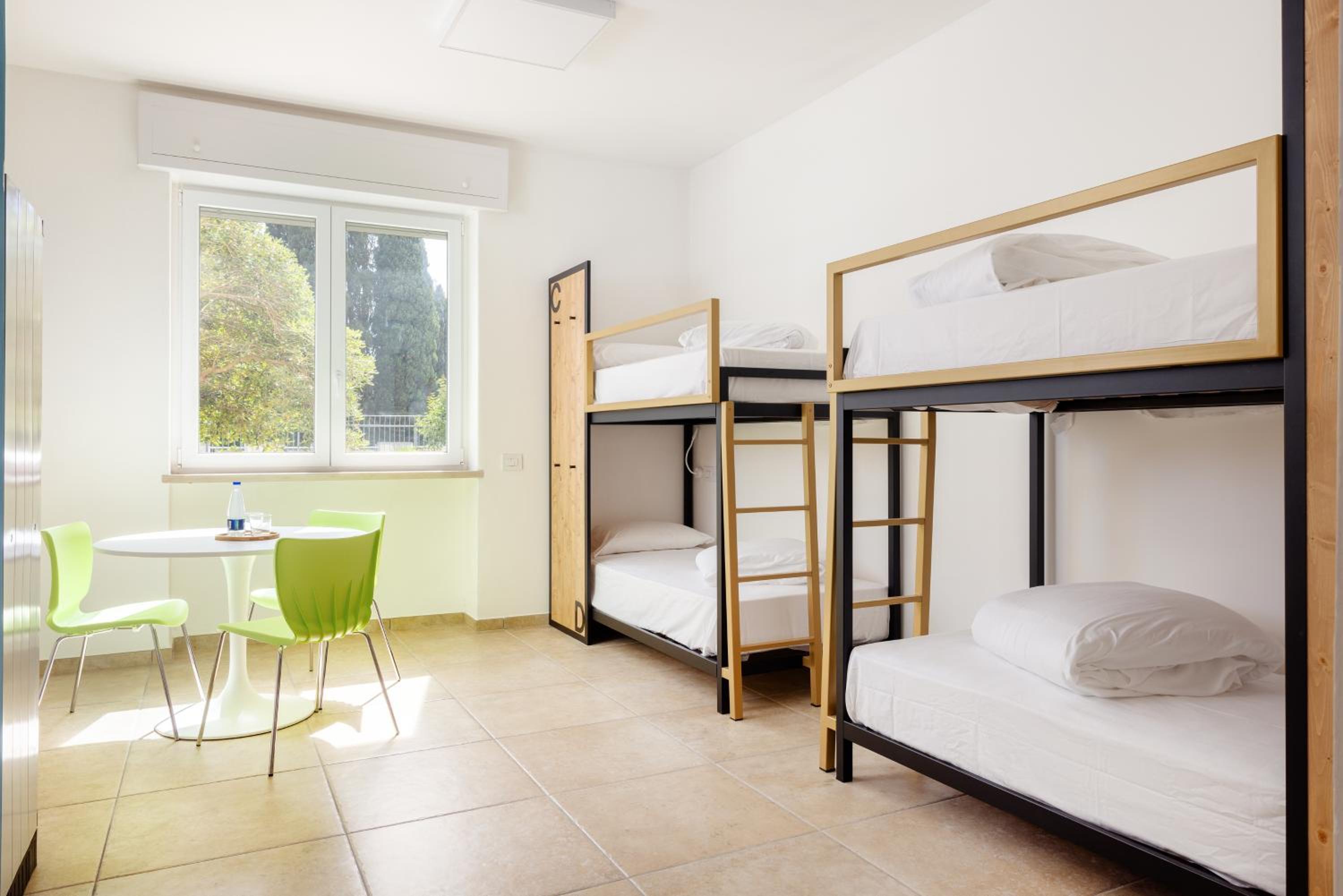 4-Bett-Mixed-Dormitorium-Zimmer