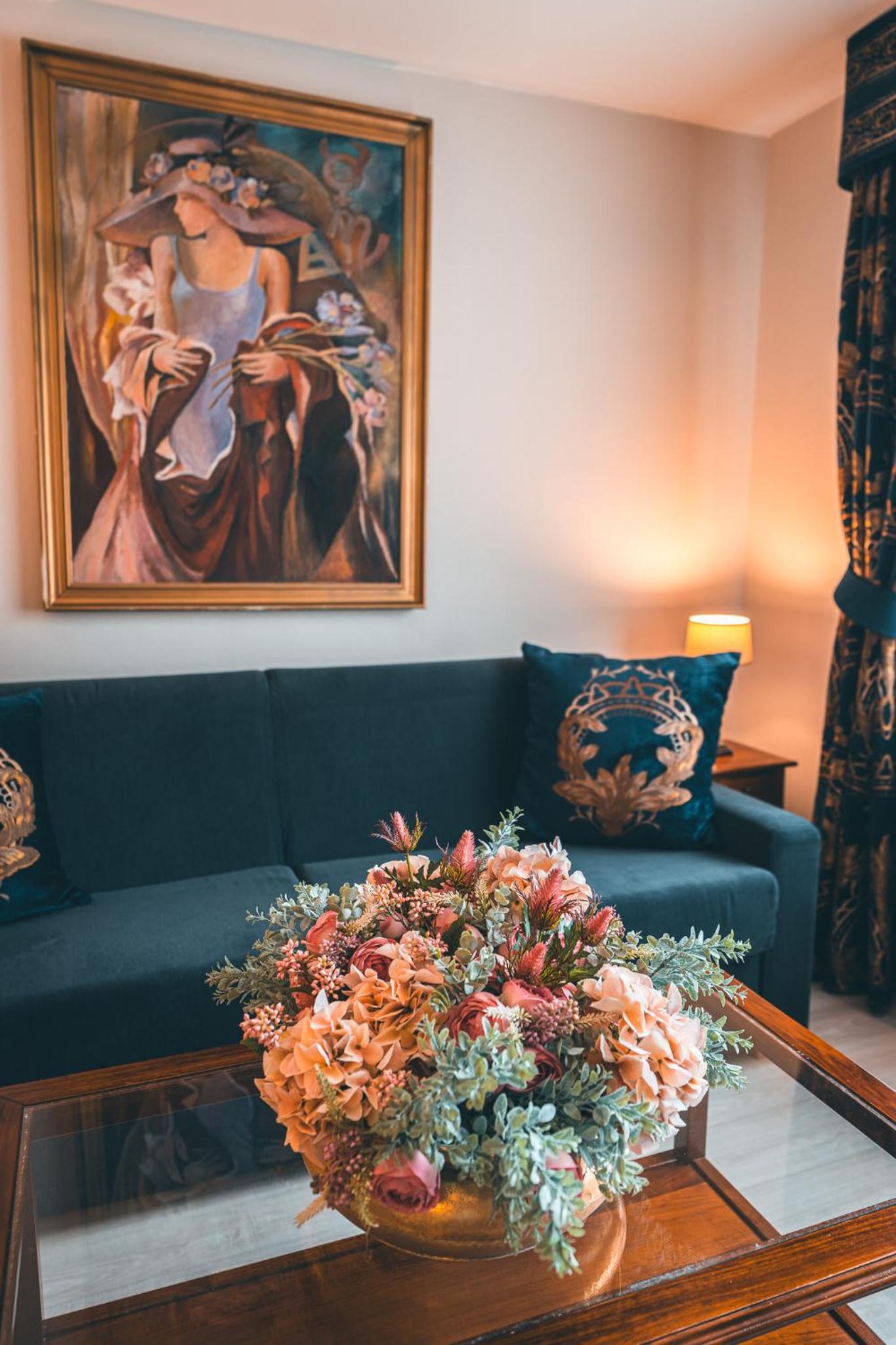 Large Suite photo 2