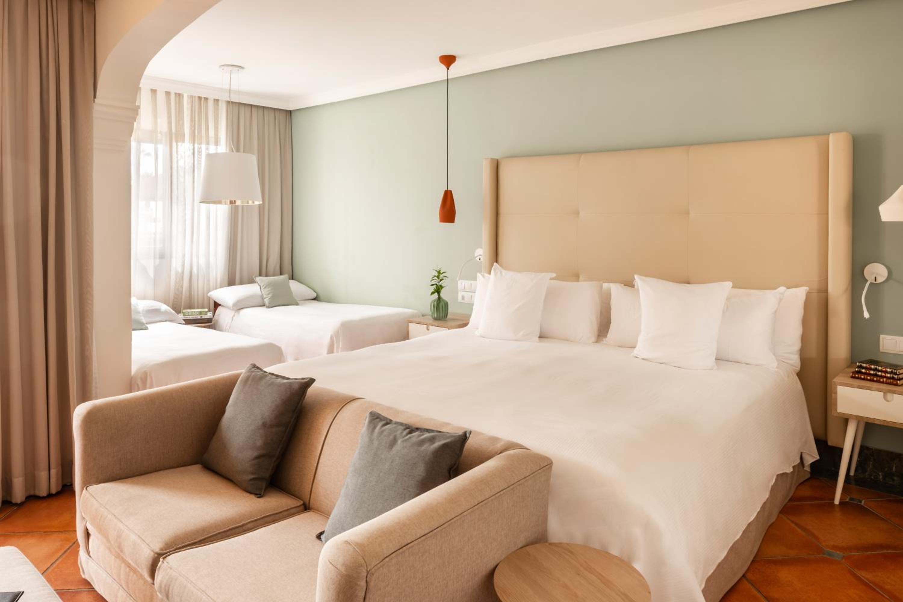 Habitación Familiar de Red Level con Acceso a la Piscina (3 Adultos + 1 Niño)
