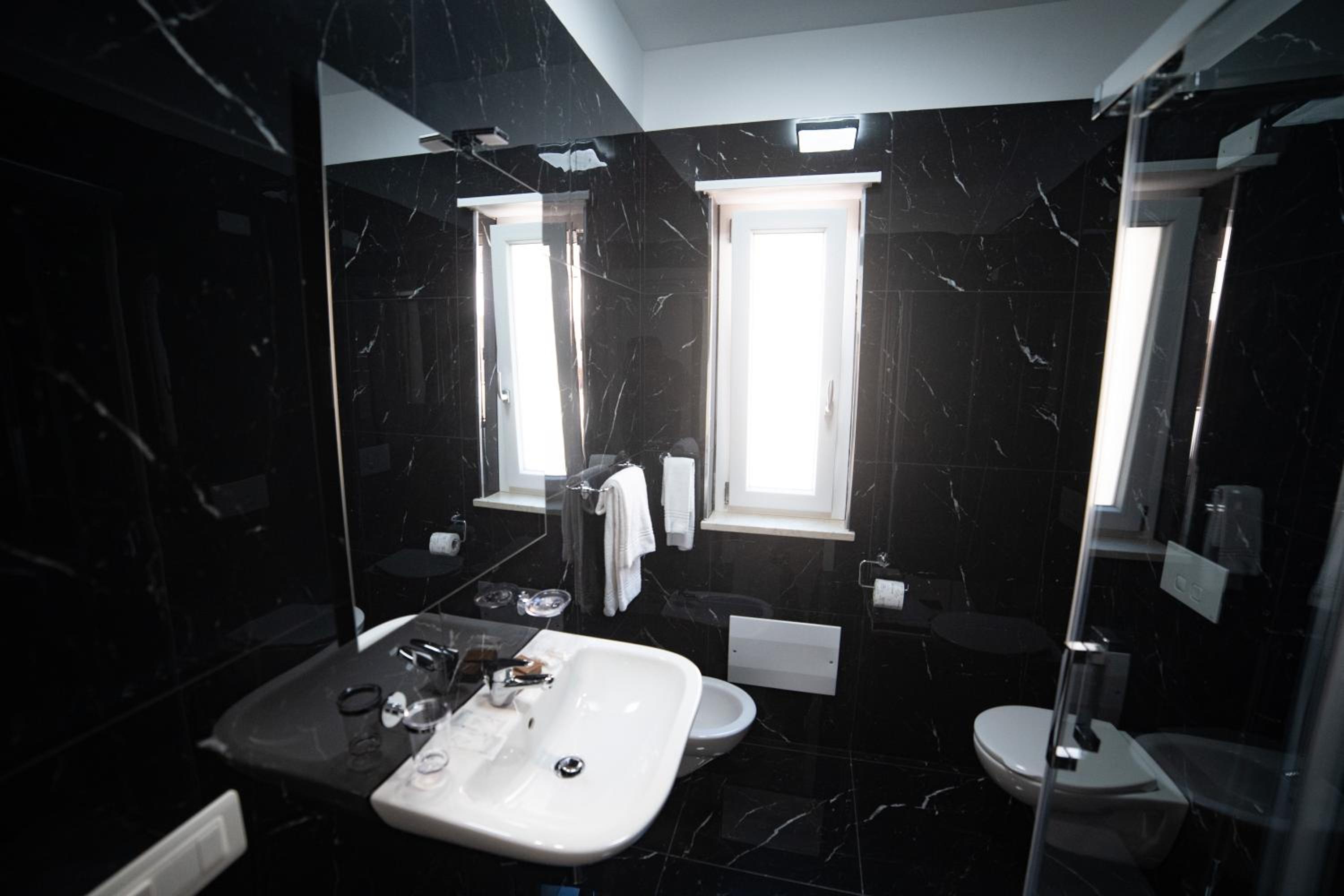 Double Room - Photo 12