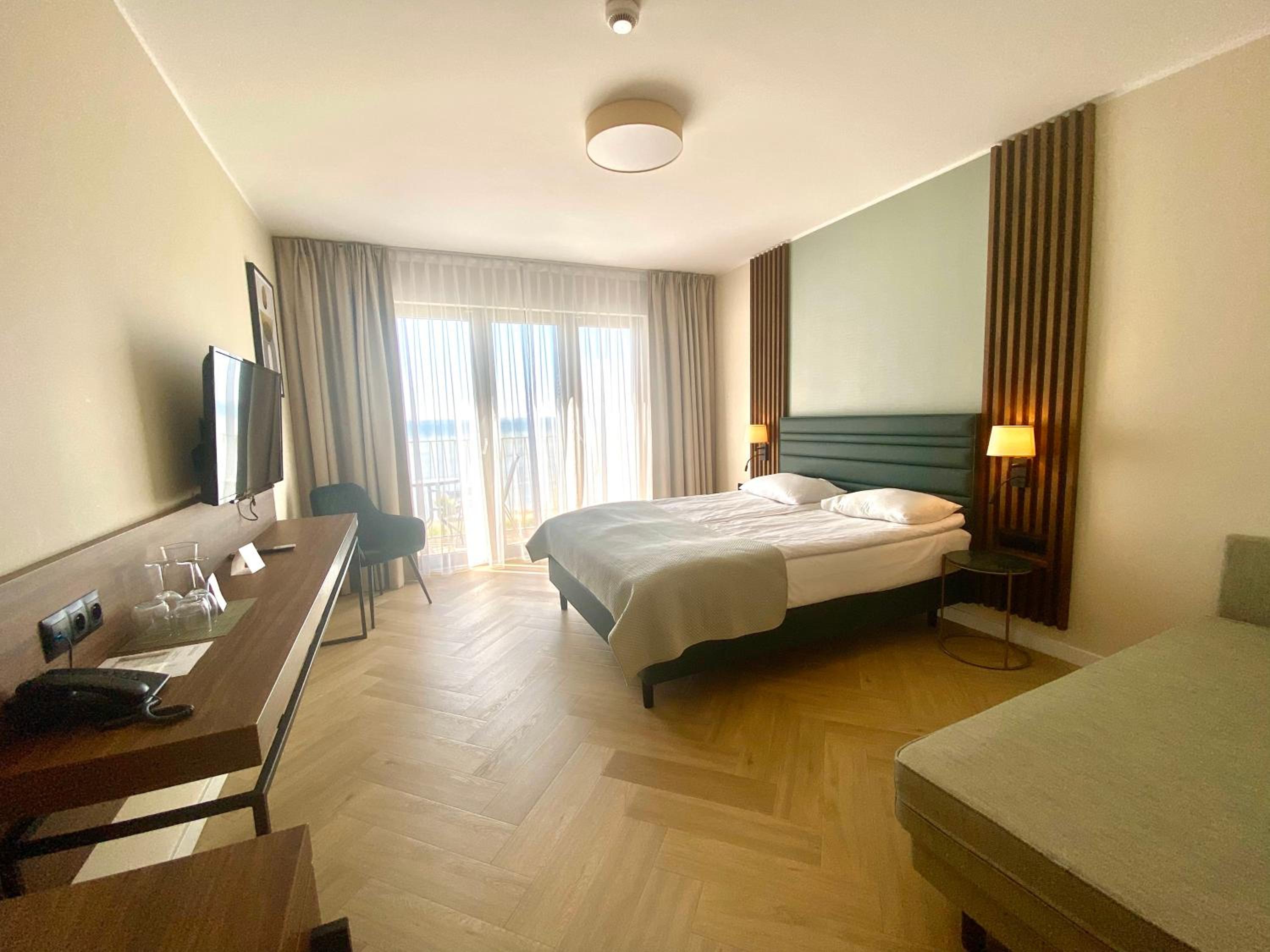 Deluxe Double Room with Balcony and Bay View - Photo 3