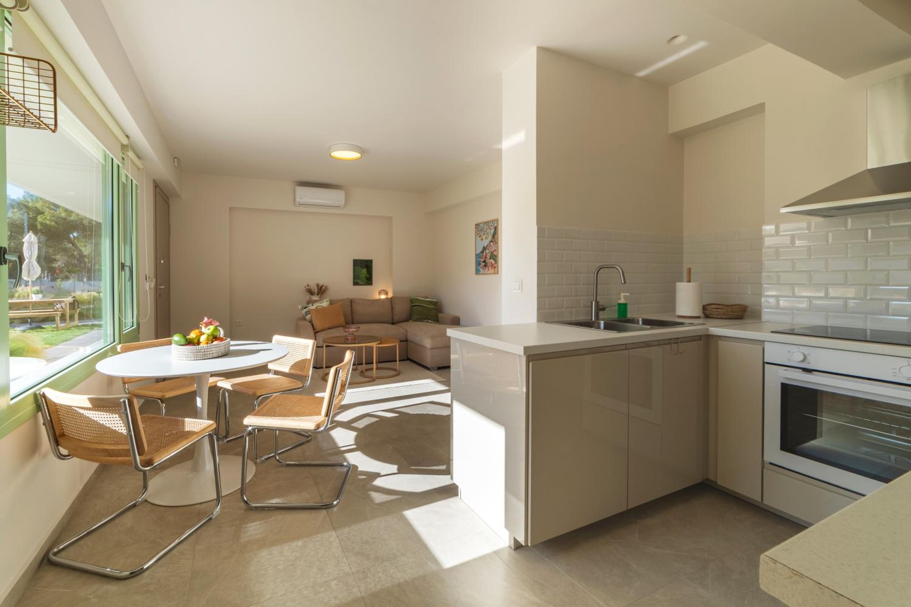 Deluxe Two-Bedroom Apartment with Garden View photo 3