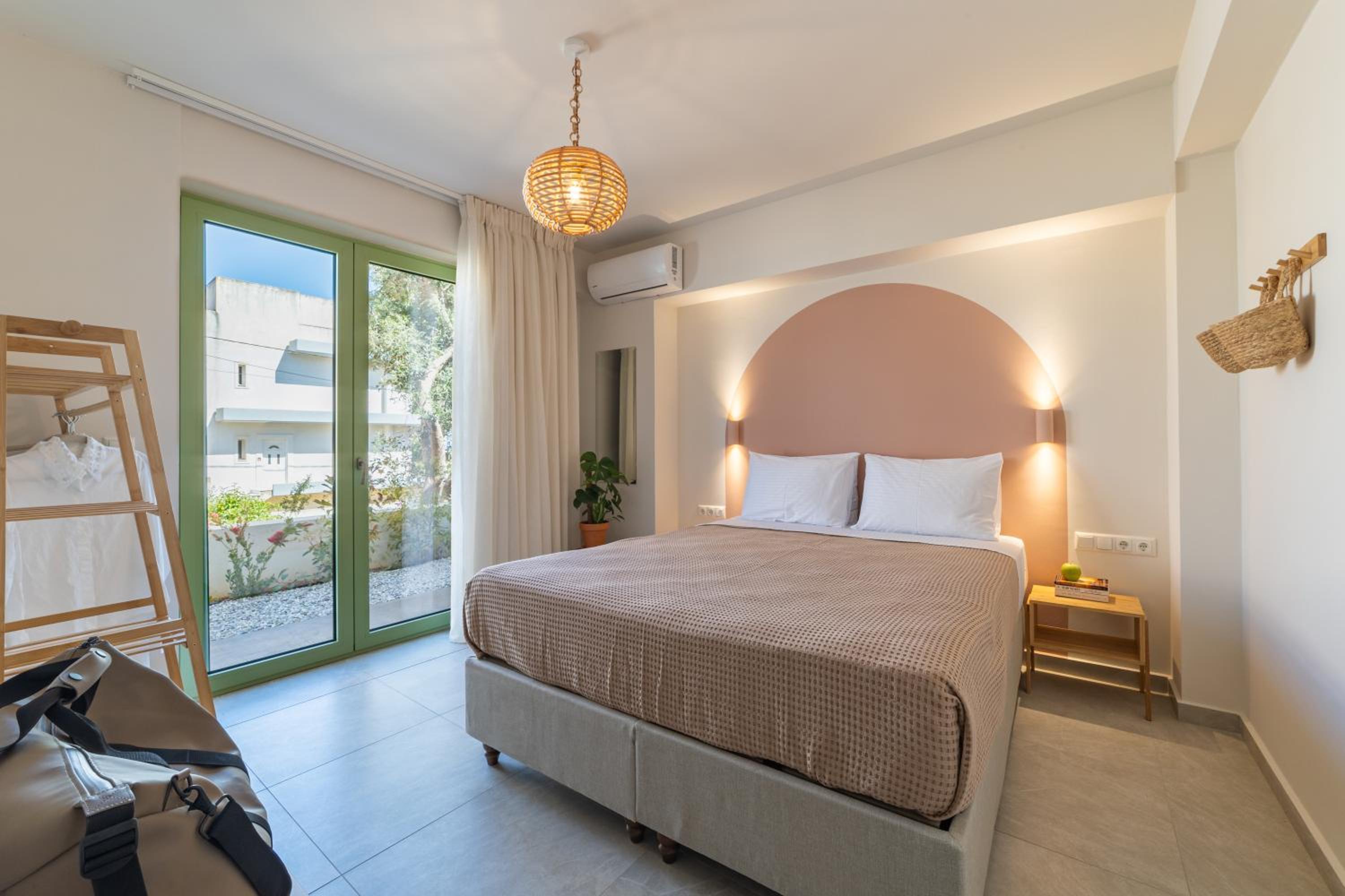 Deluxe Two-Bedroom Apartment with Garden View photo 2