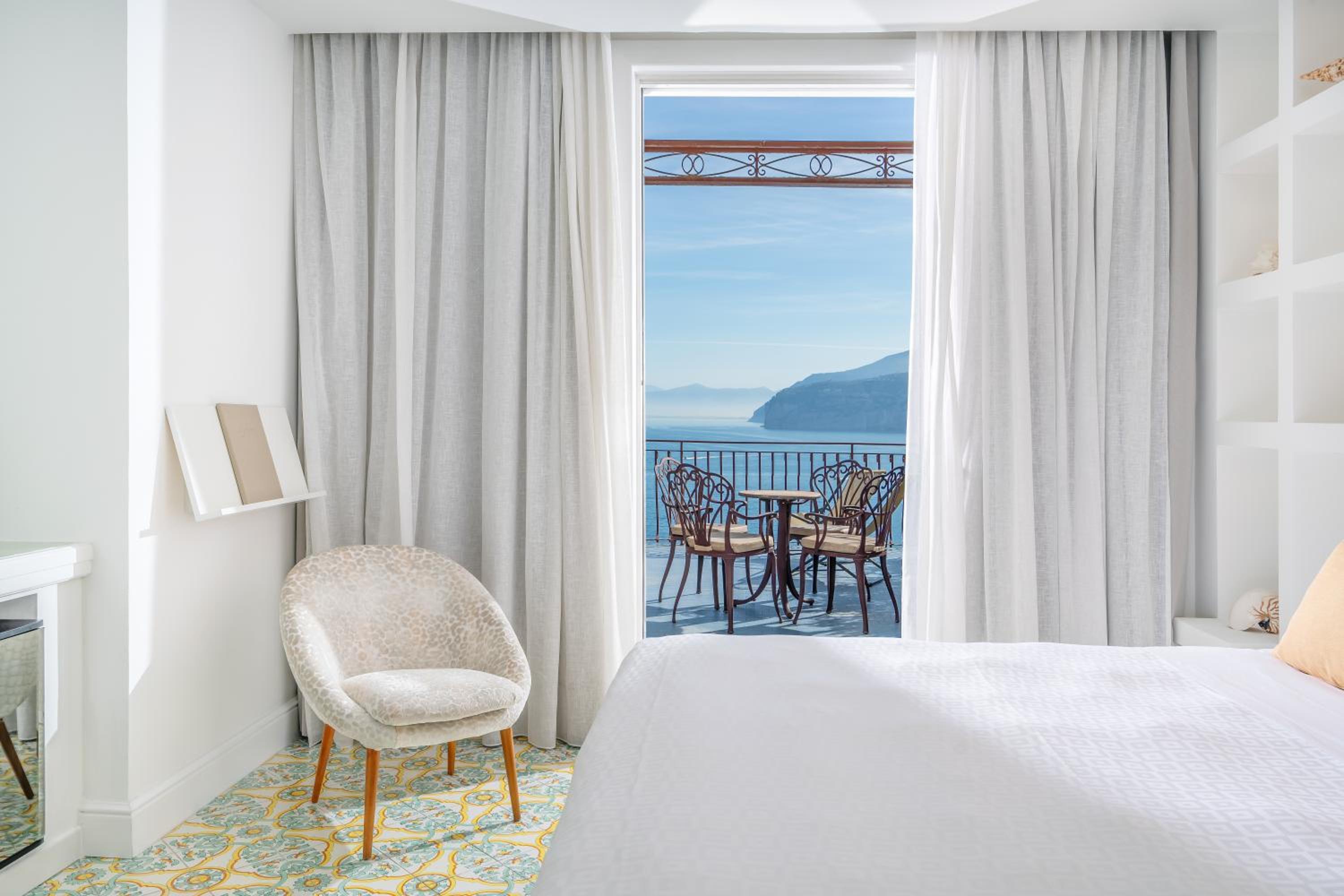 Deluxe Room with Terrace and Sea View - Photo 4