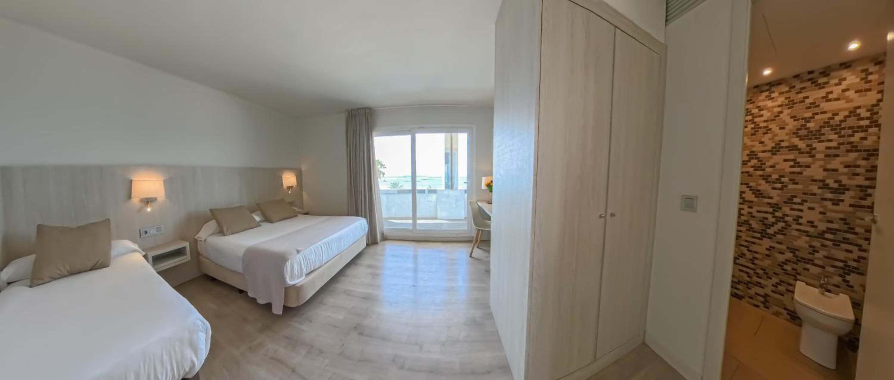 Habitación Triple con Vista Parcial al Mar