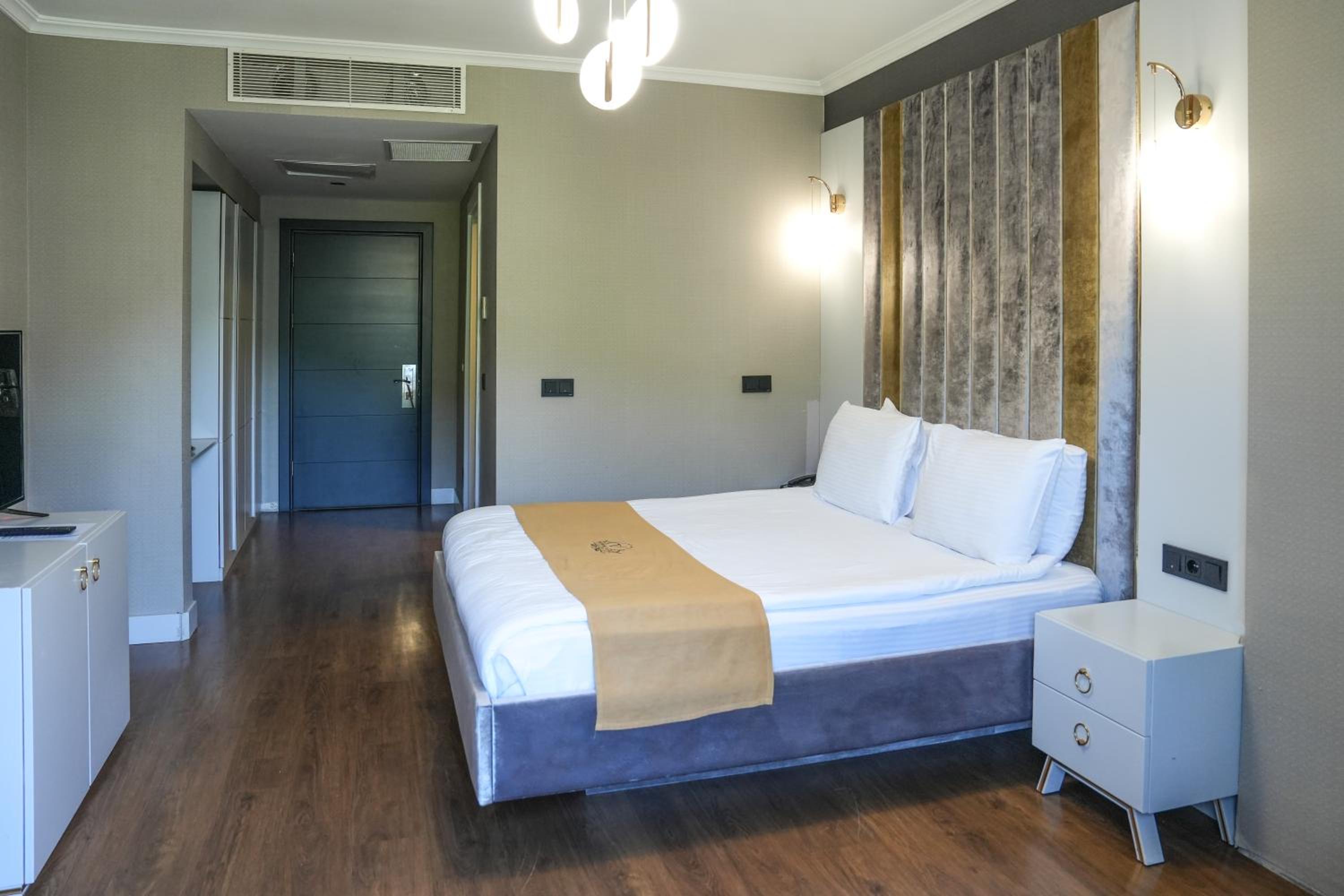 Double or Twin Room - Photo 6