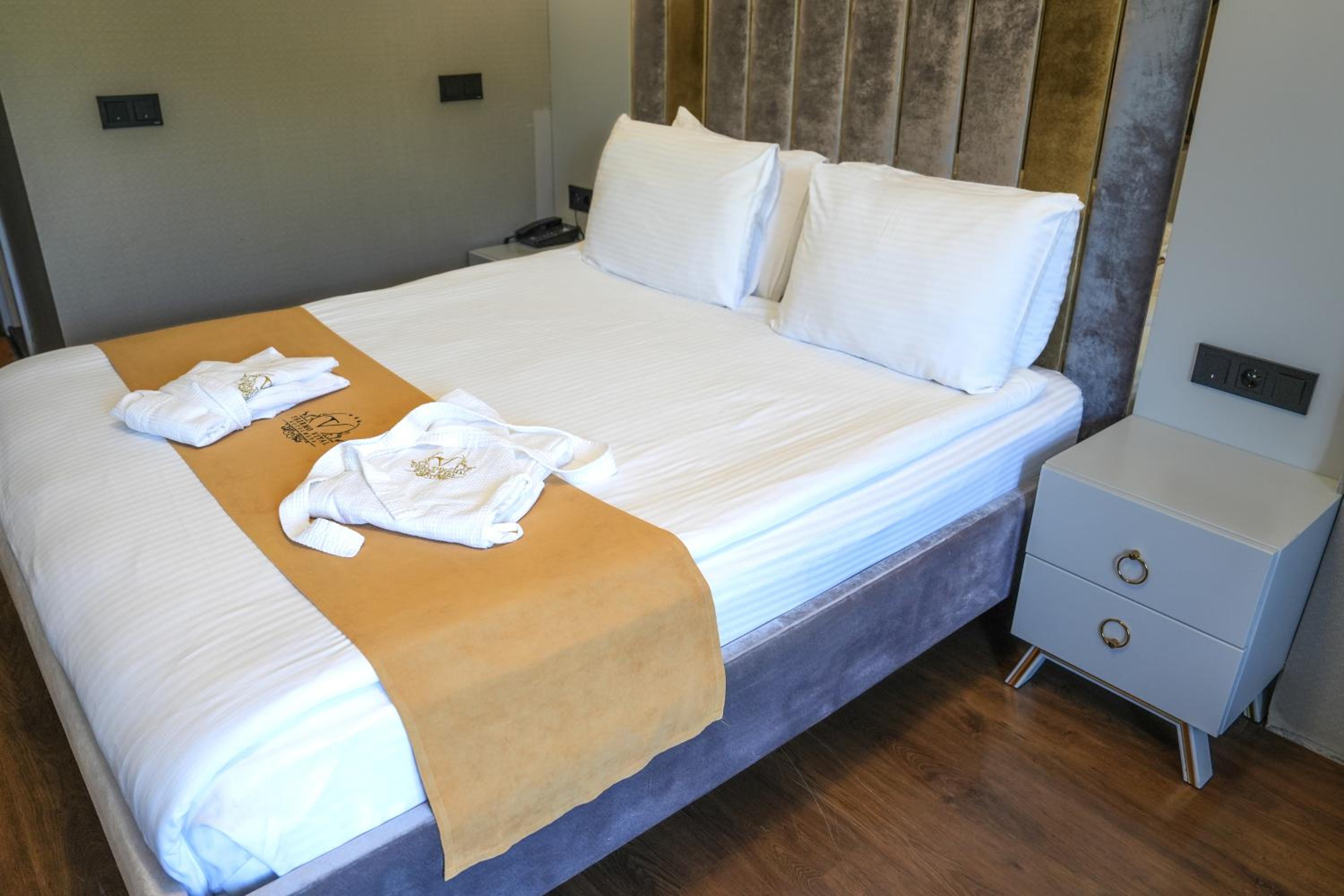 Double or Twin Room - Photo 5