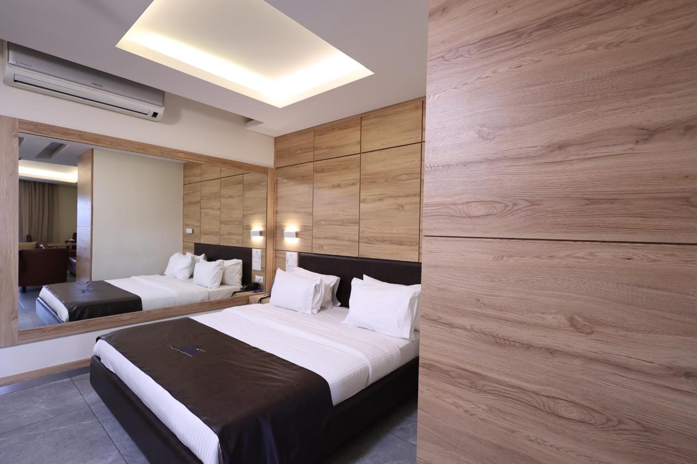 Executive Suite - Photo 3