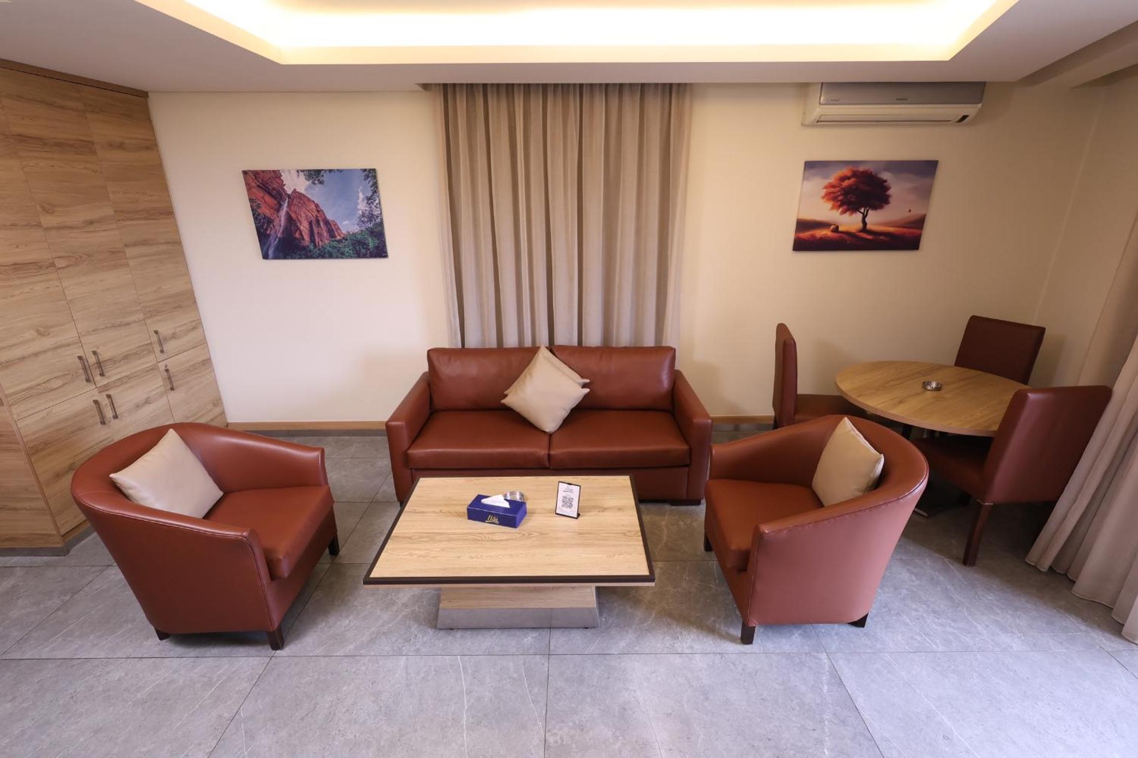 Executive Suite - Photo 4
