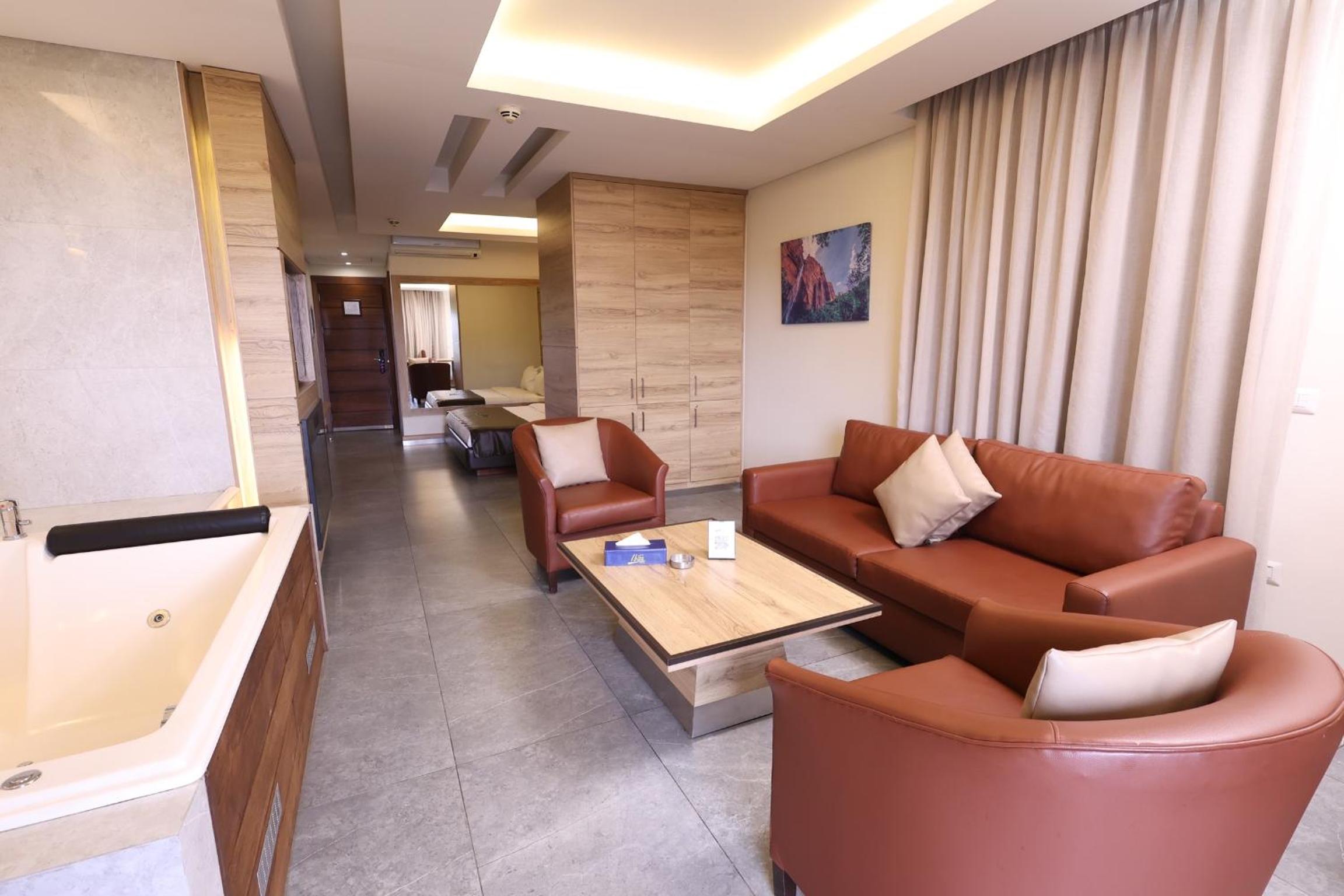 Executive Suite - Photo 5