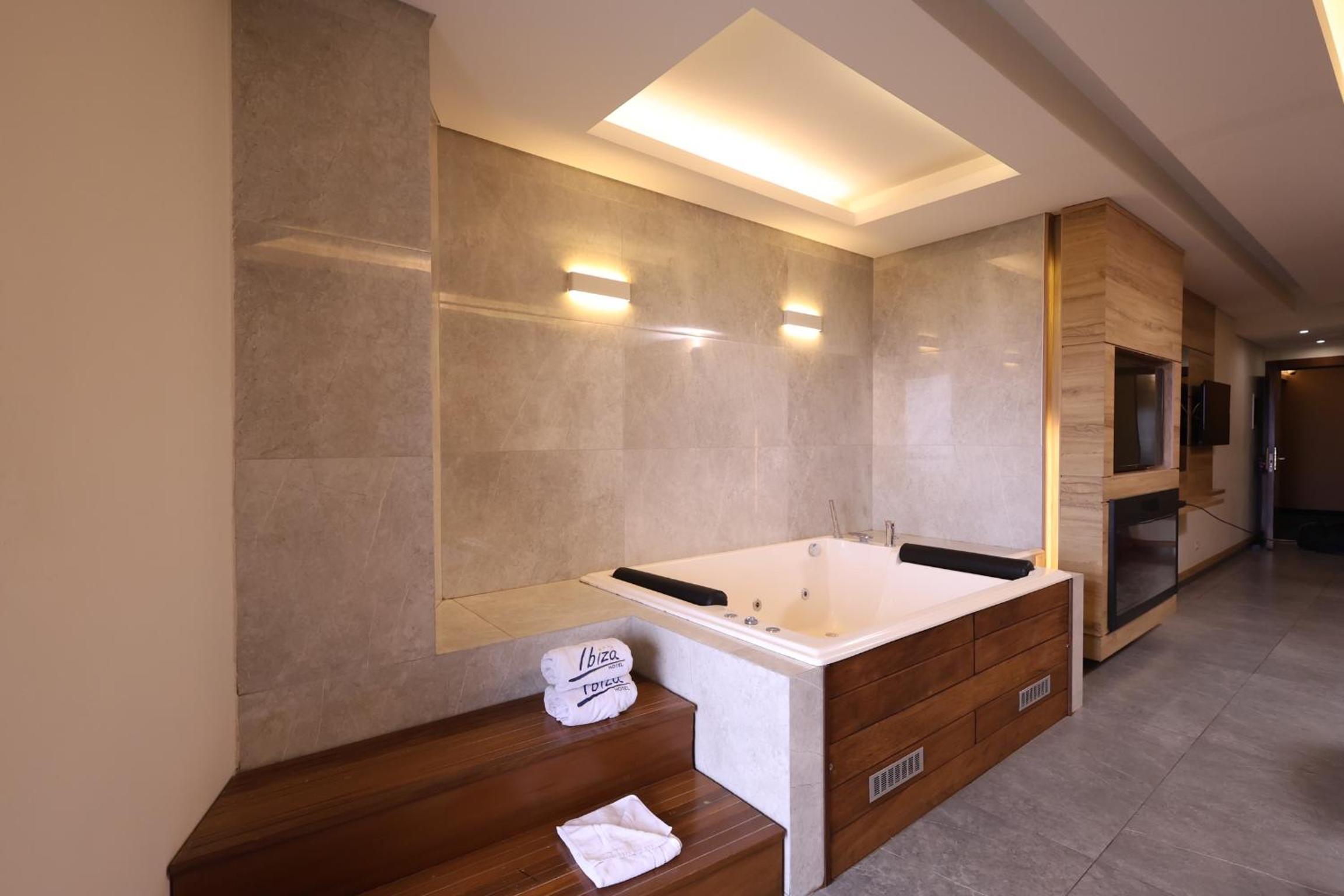 Executive Suite - Photo 6