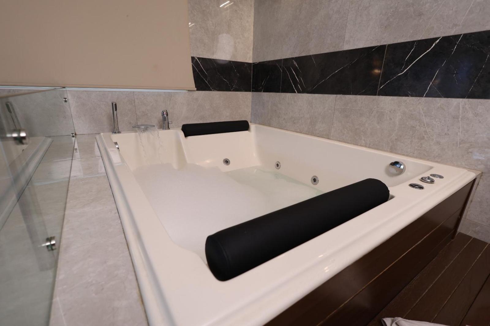 Executive Suite - Photo 8