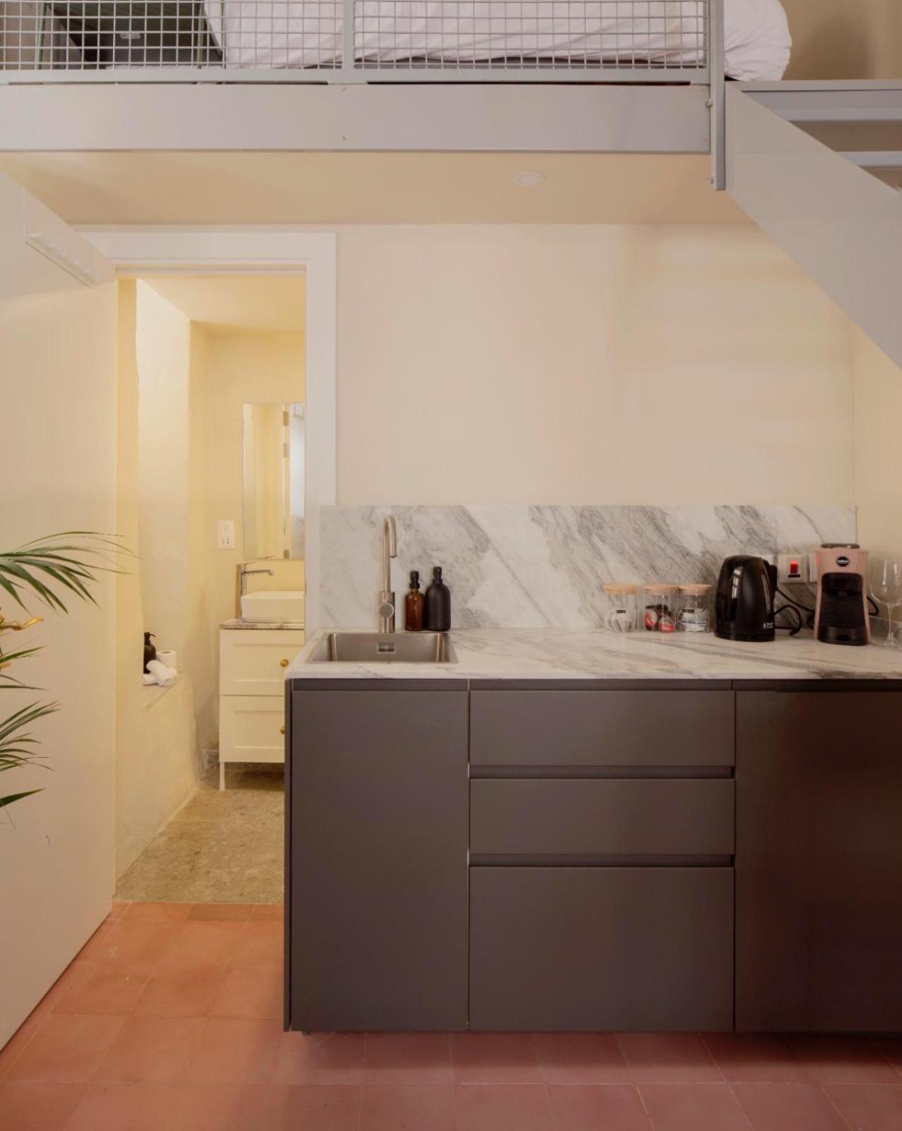 One-Bedroom Apartment photo 2