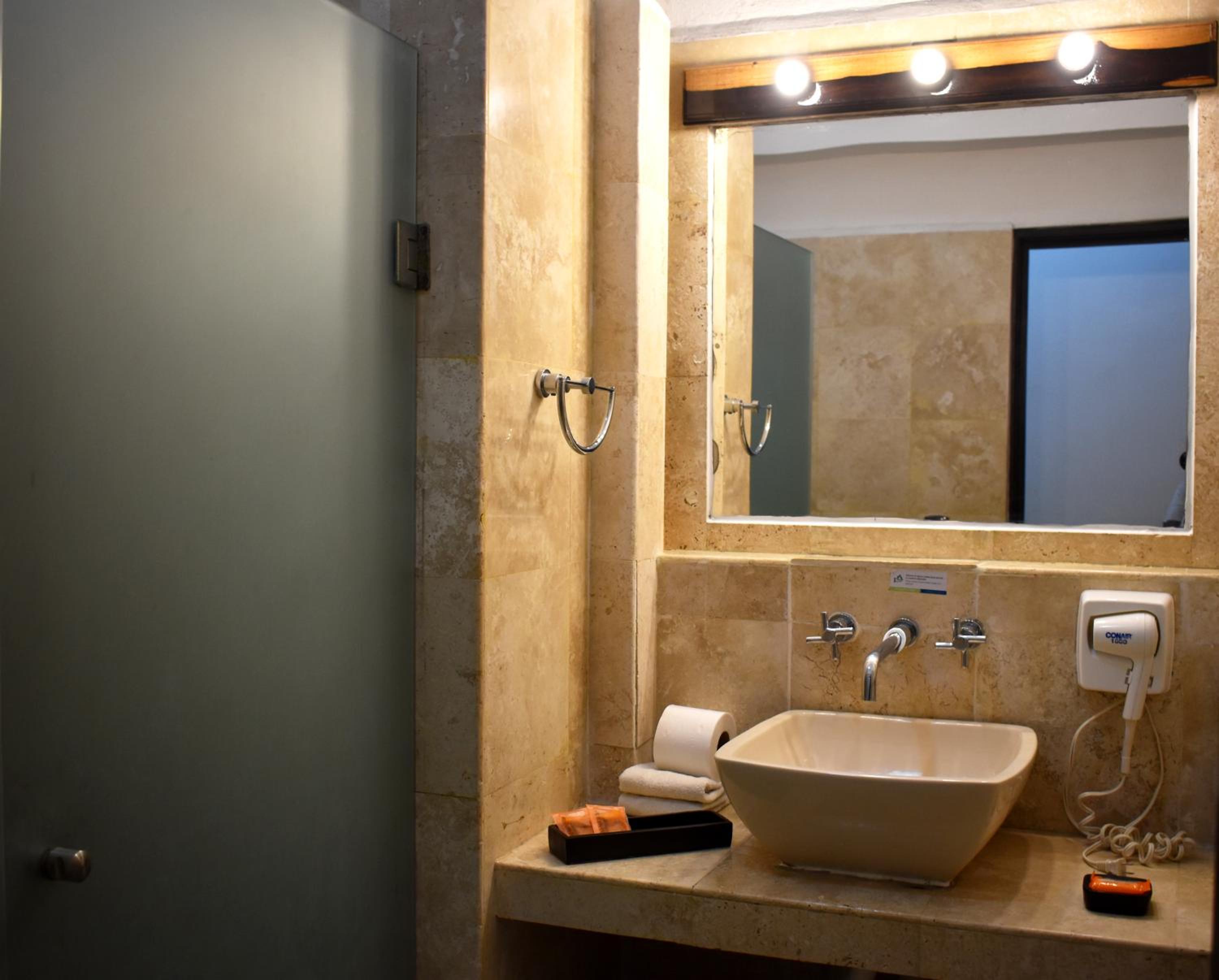 Quadruple Room with Balcony - Photo 3