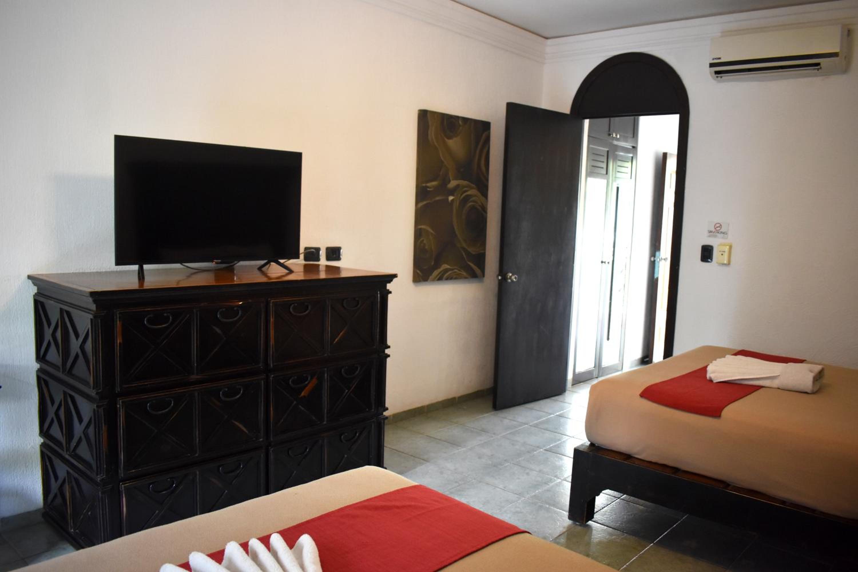 Quadruple Room with Balcony - Photo 6