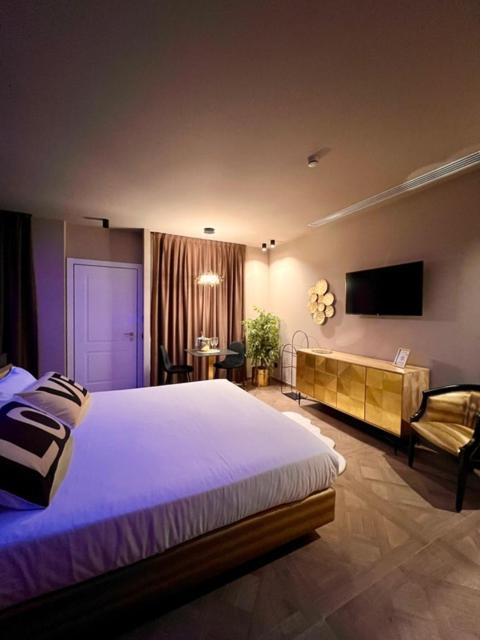 Suite with Spa Bath - Photo 1