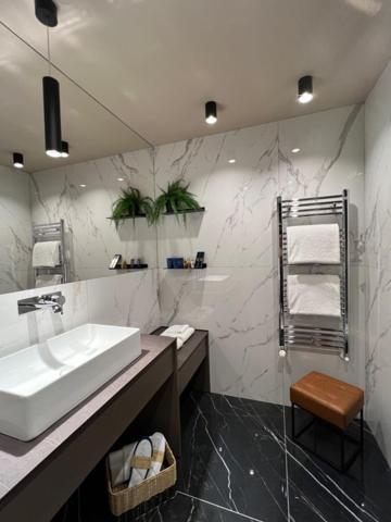 Suite with Spa Bath - Photo 3
