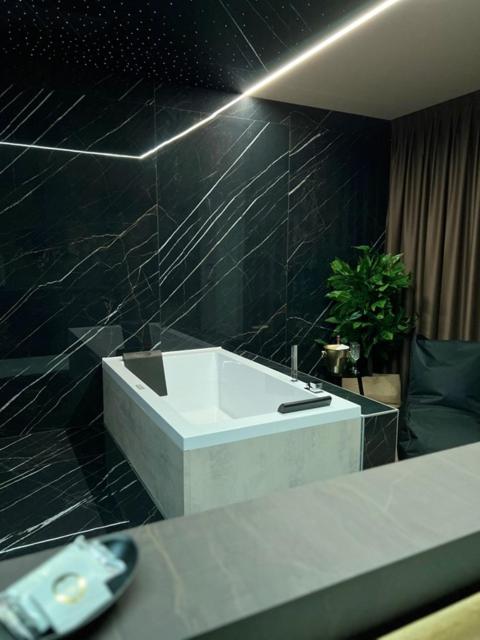 Suite with Spa Bath - Photo 8
