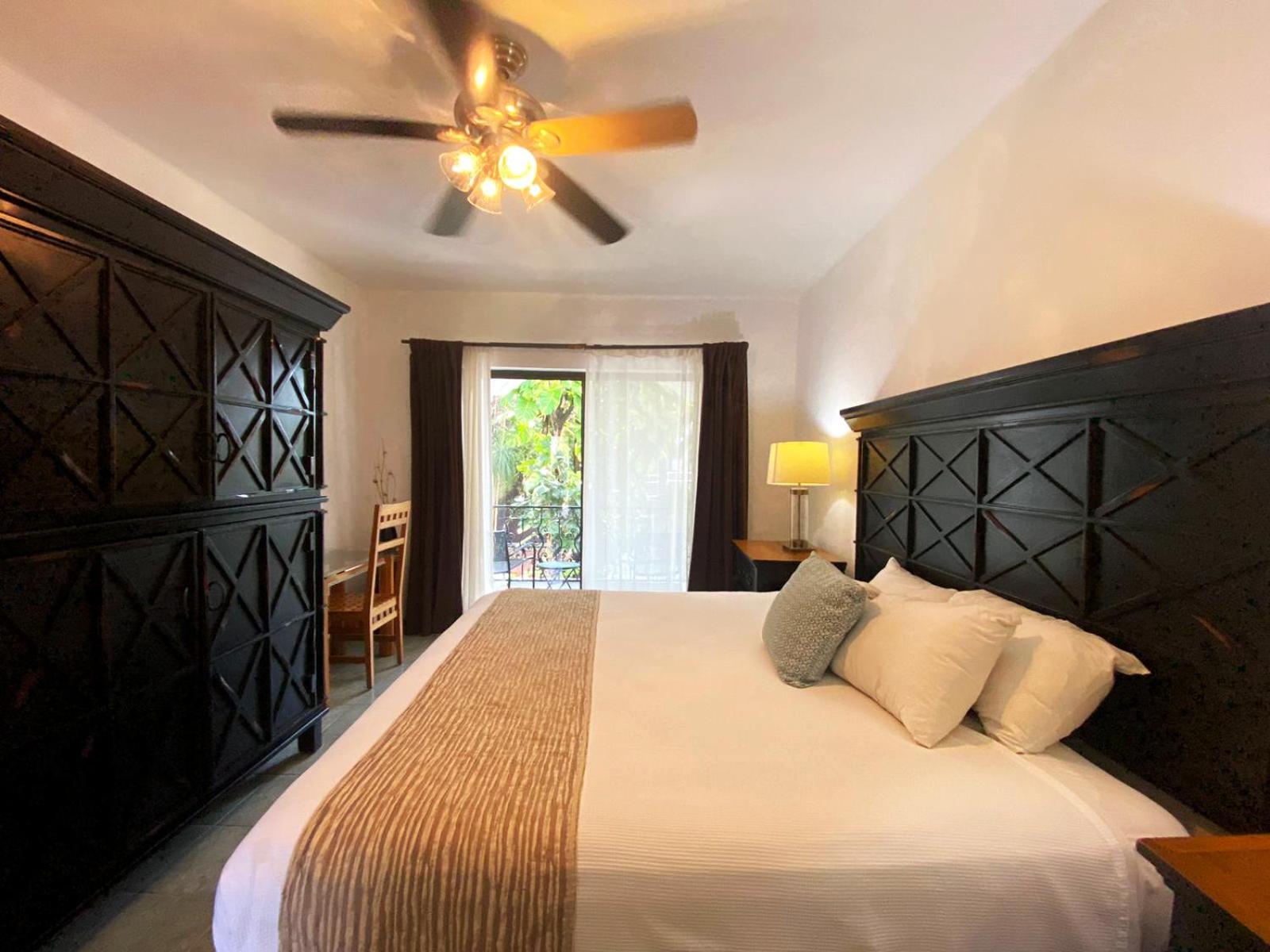 Double Room with Balcony - Photo 6