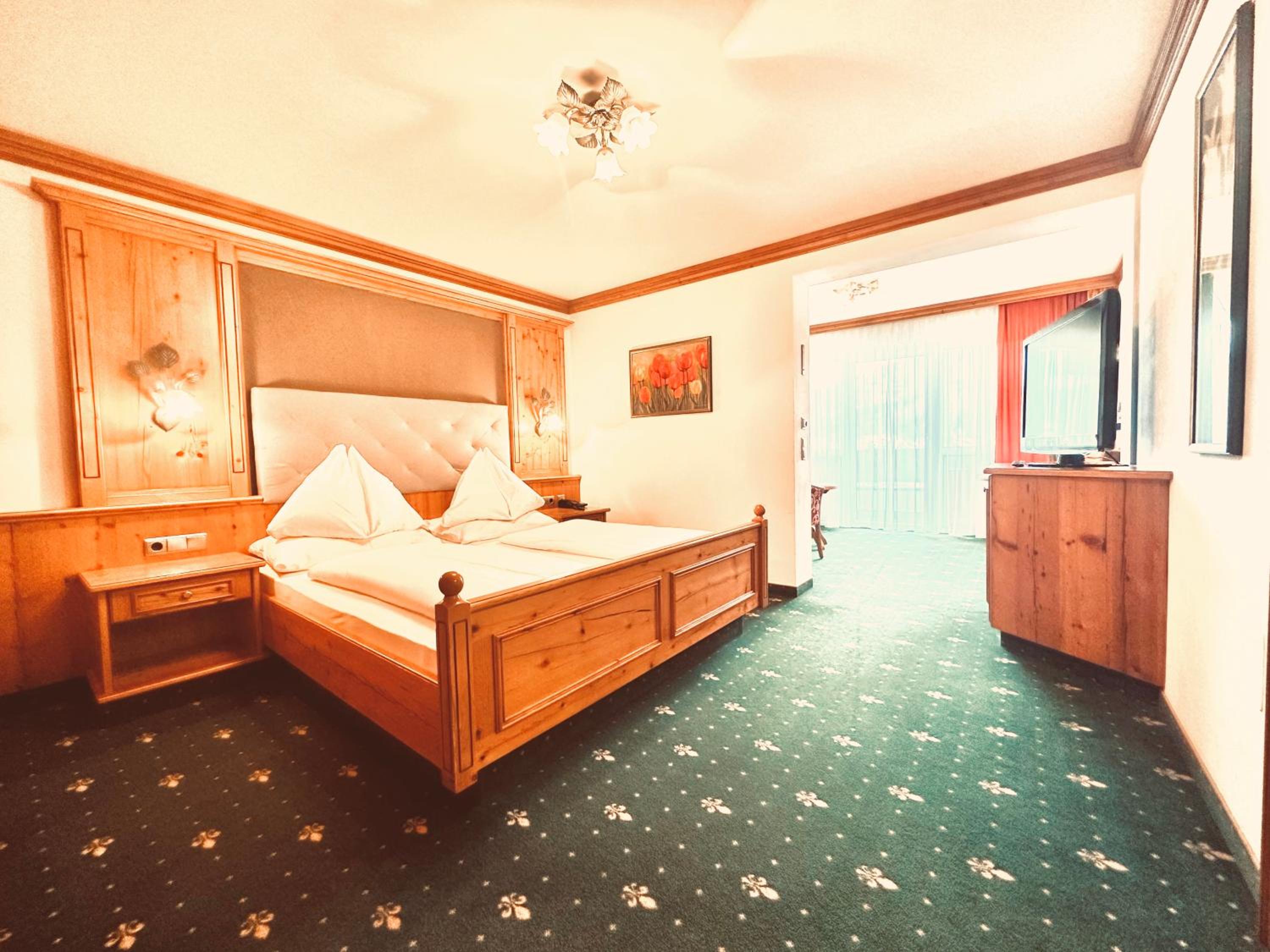 Double Room With Balcony (2 Adults + 1 Child) photo 1