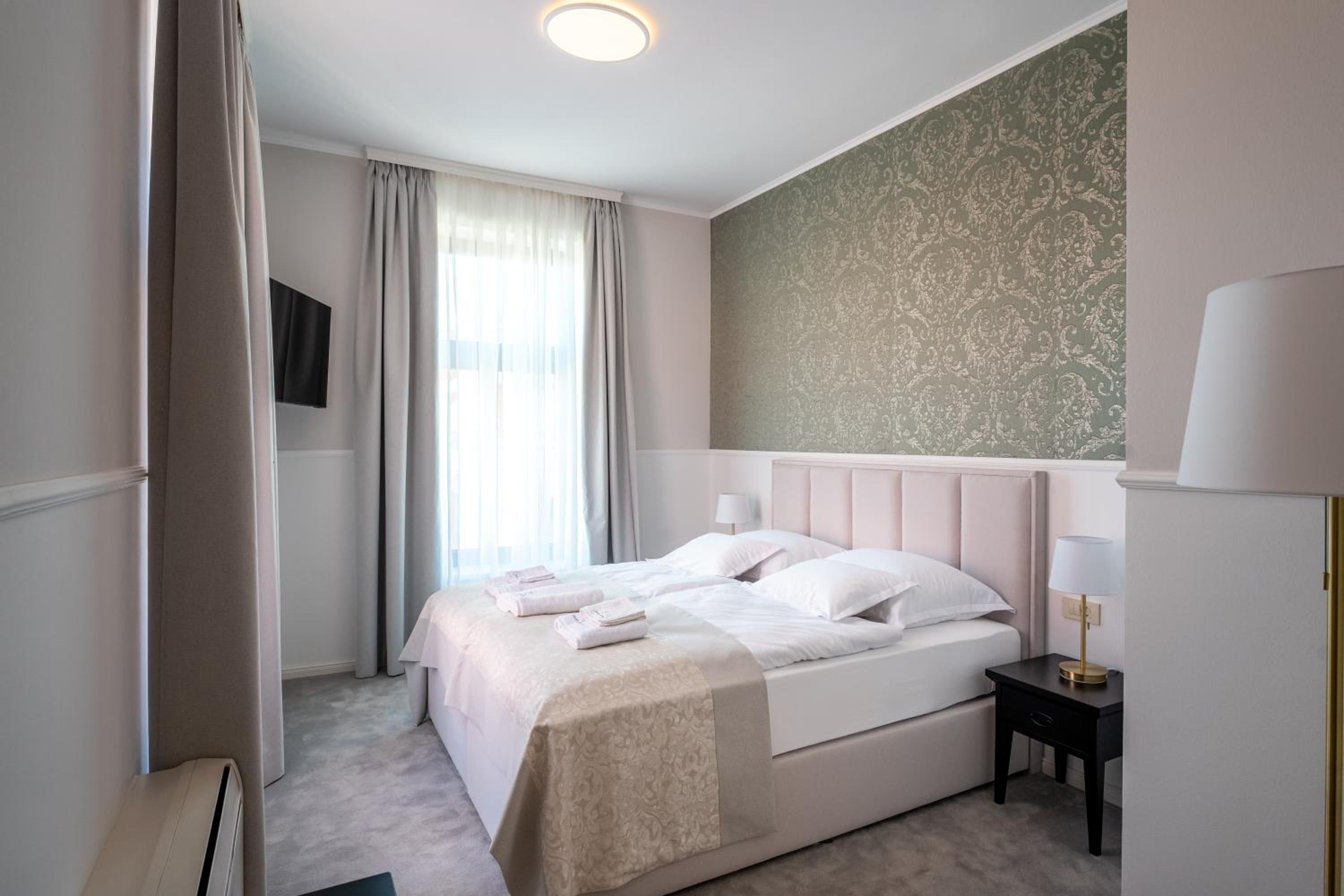 Deluxe Queen Room