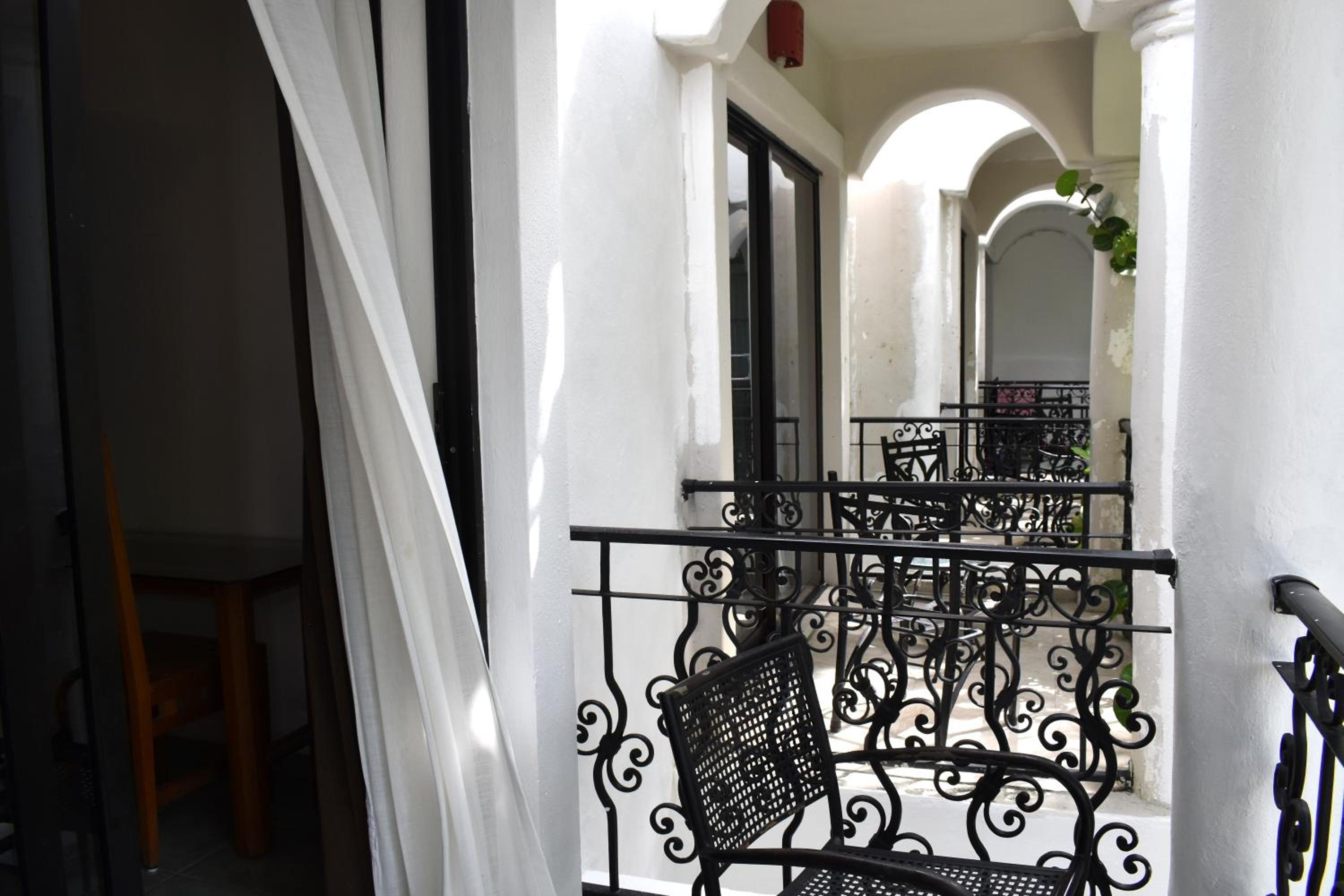Double Room with Balcony - Photo 2