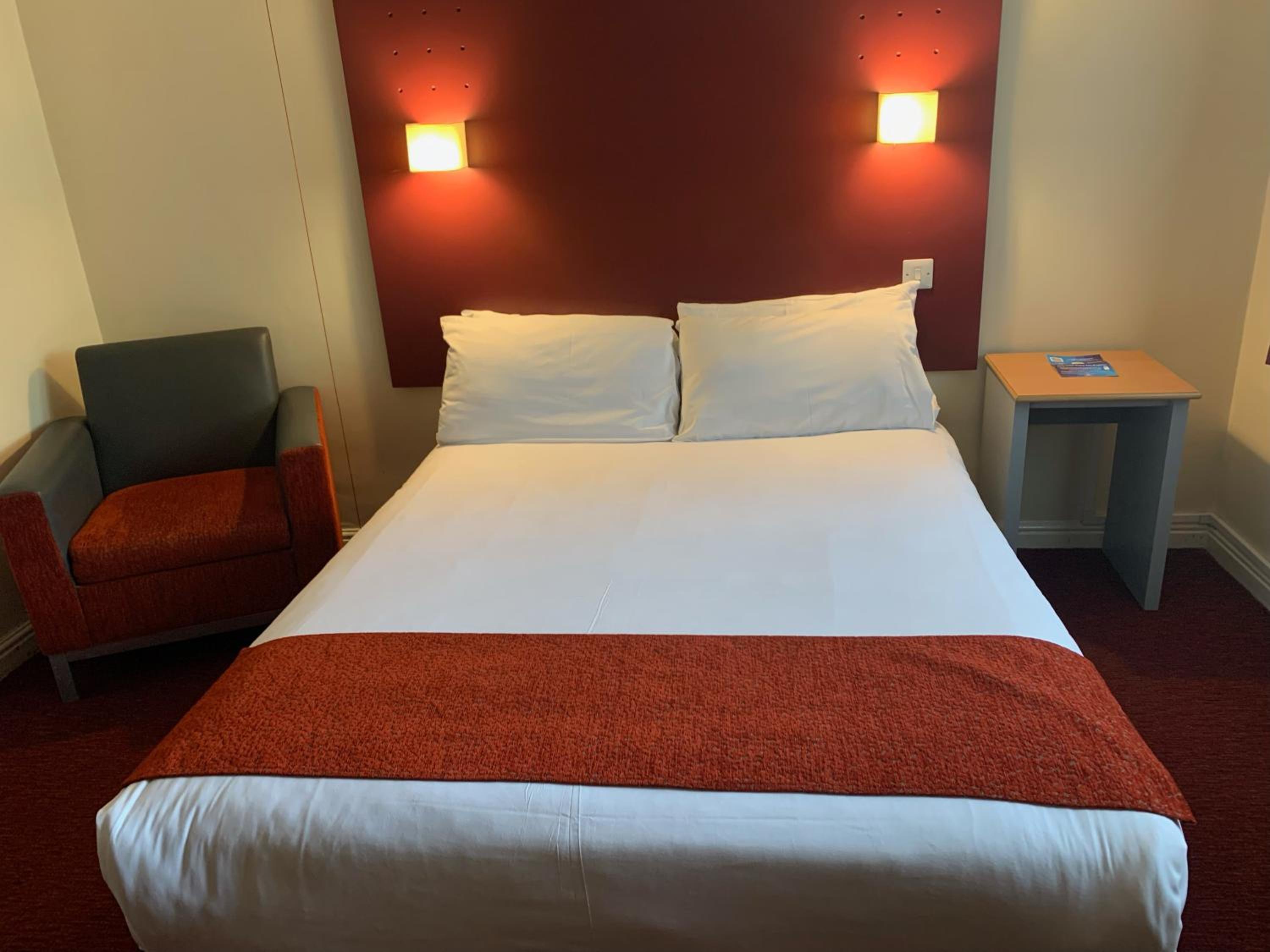 Twin Room with Two Single Beds - Mobility Accessible/Non-Smoking photo 2