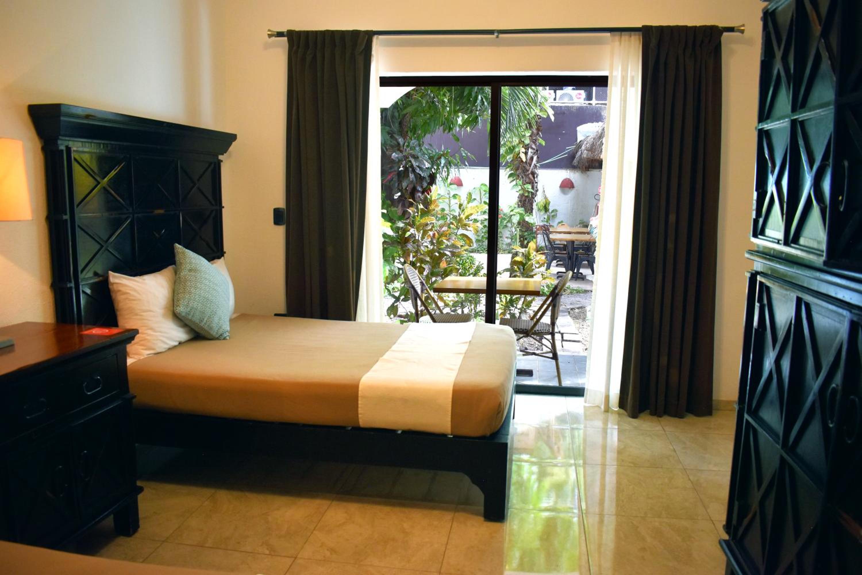 Quadruple Room with Pool View - Photo 5