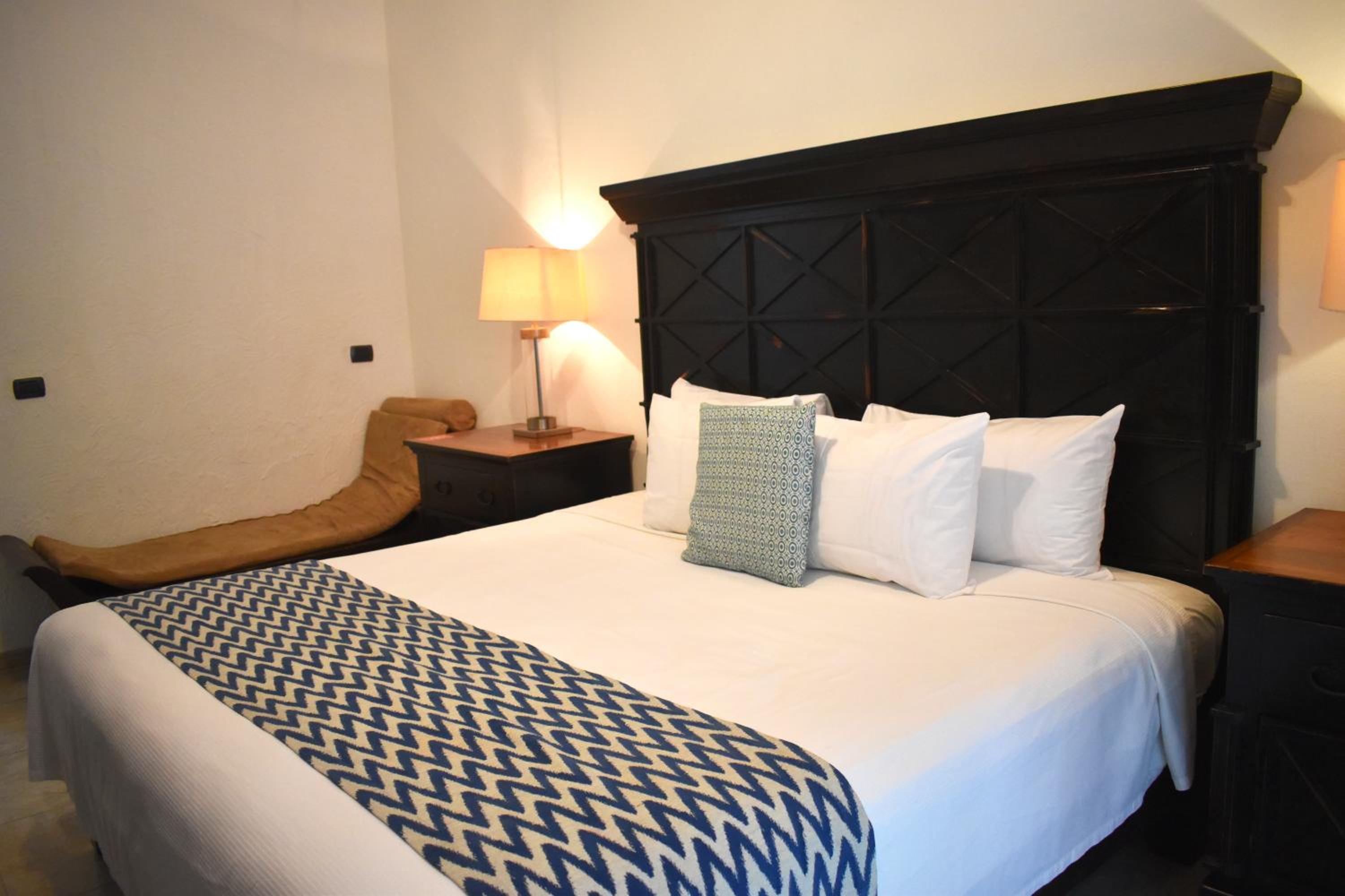 King Room with Pool View - Photo 4