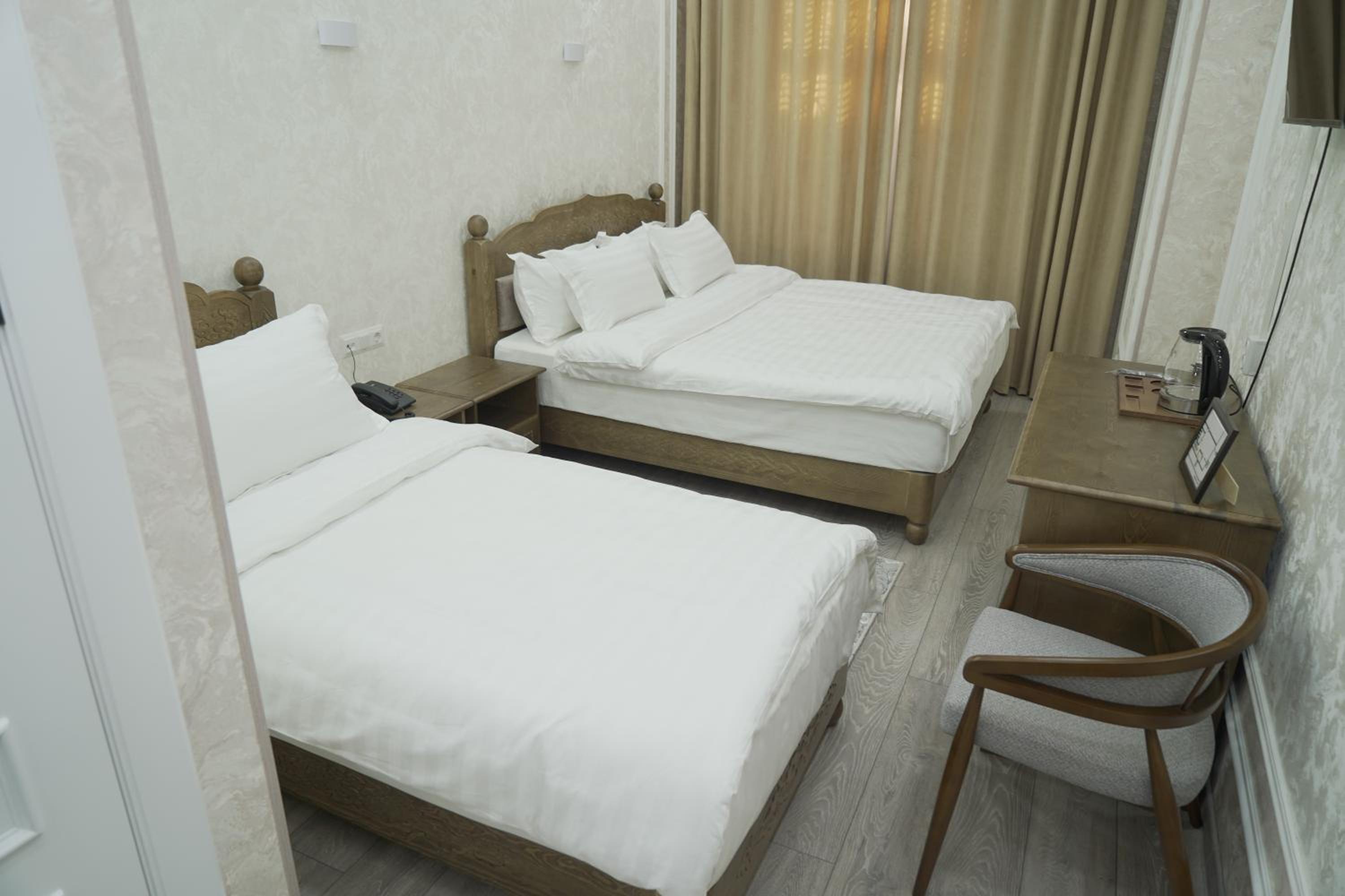 Large Double or Twin Room photo 1