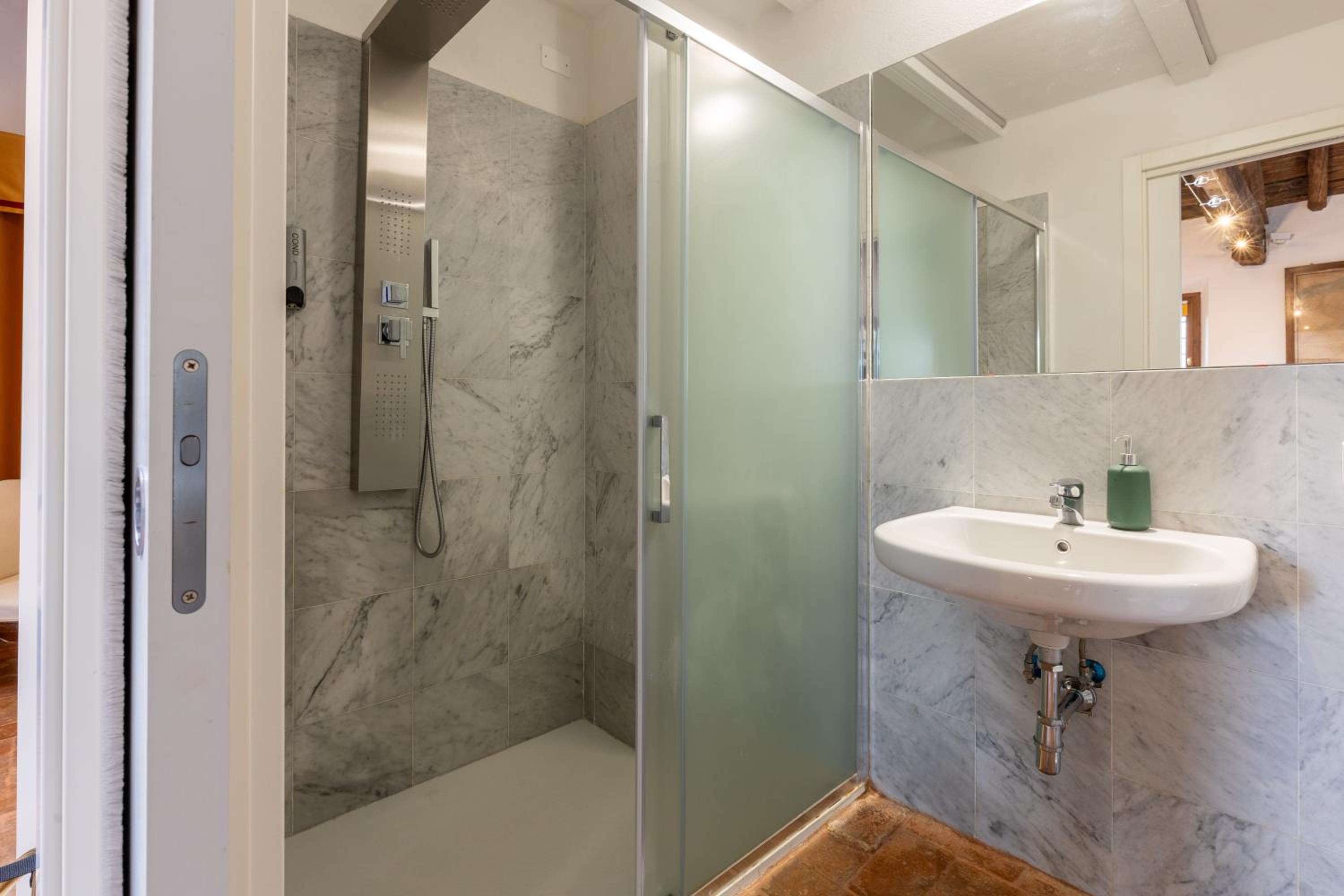 Executive Suite - Photo 2