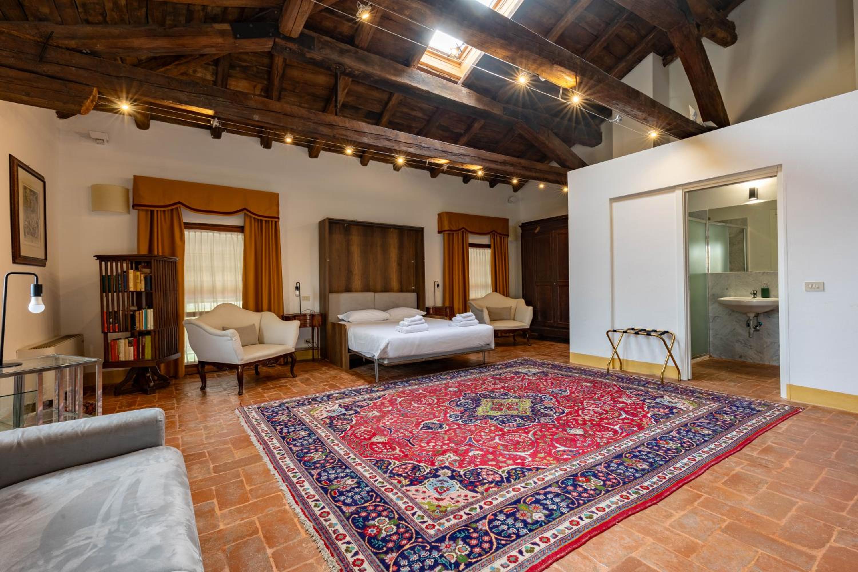 Executive Suite - Photo 9