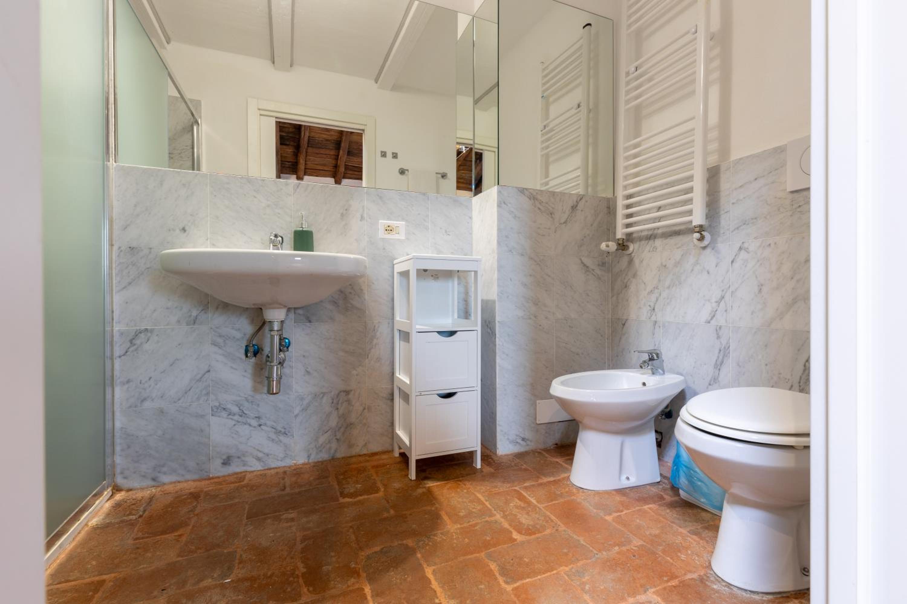 Executive Suite - Photo 16