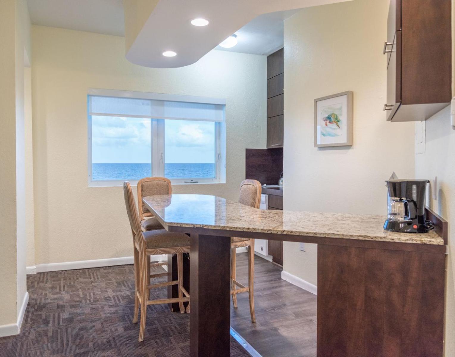 Queen Suite with Sea View - Photo 6