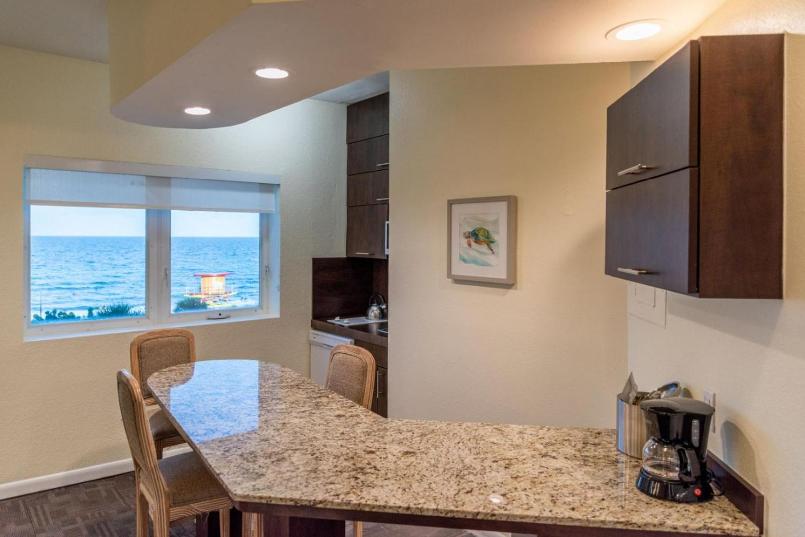 Queen Suite with Sea View - Photo 4