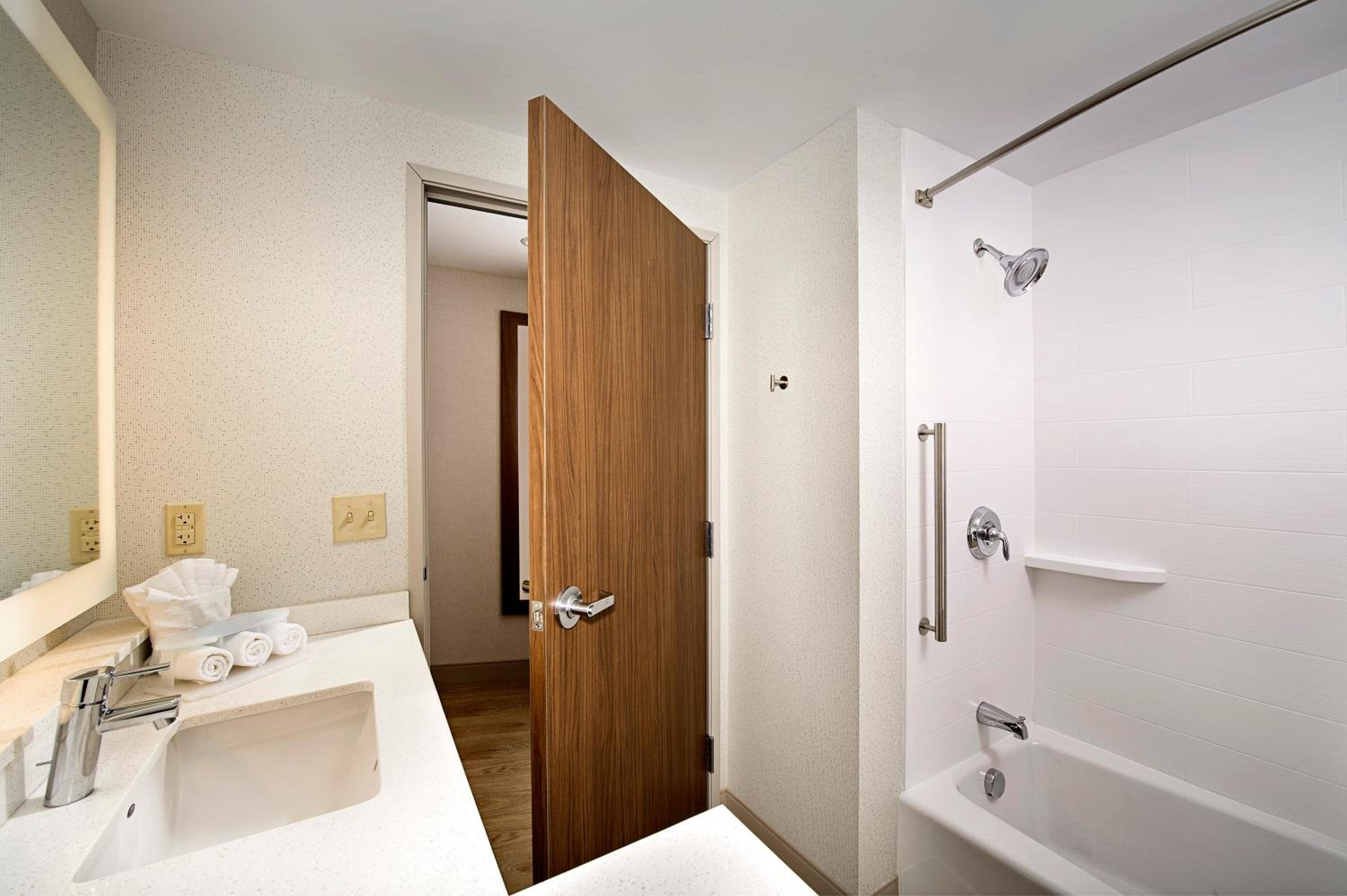 Suite with Two Beds - Non-Smoking photo 2