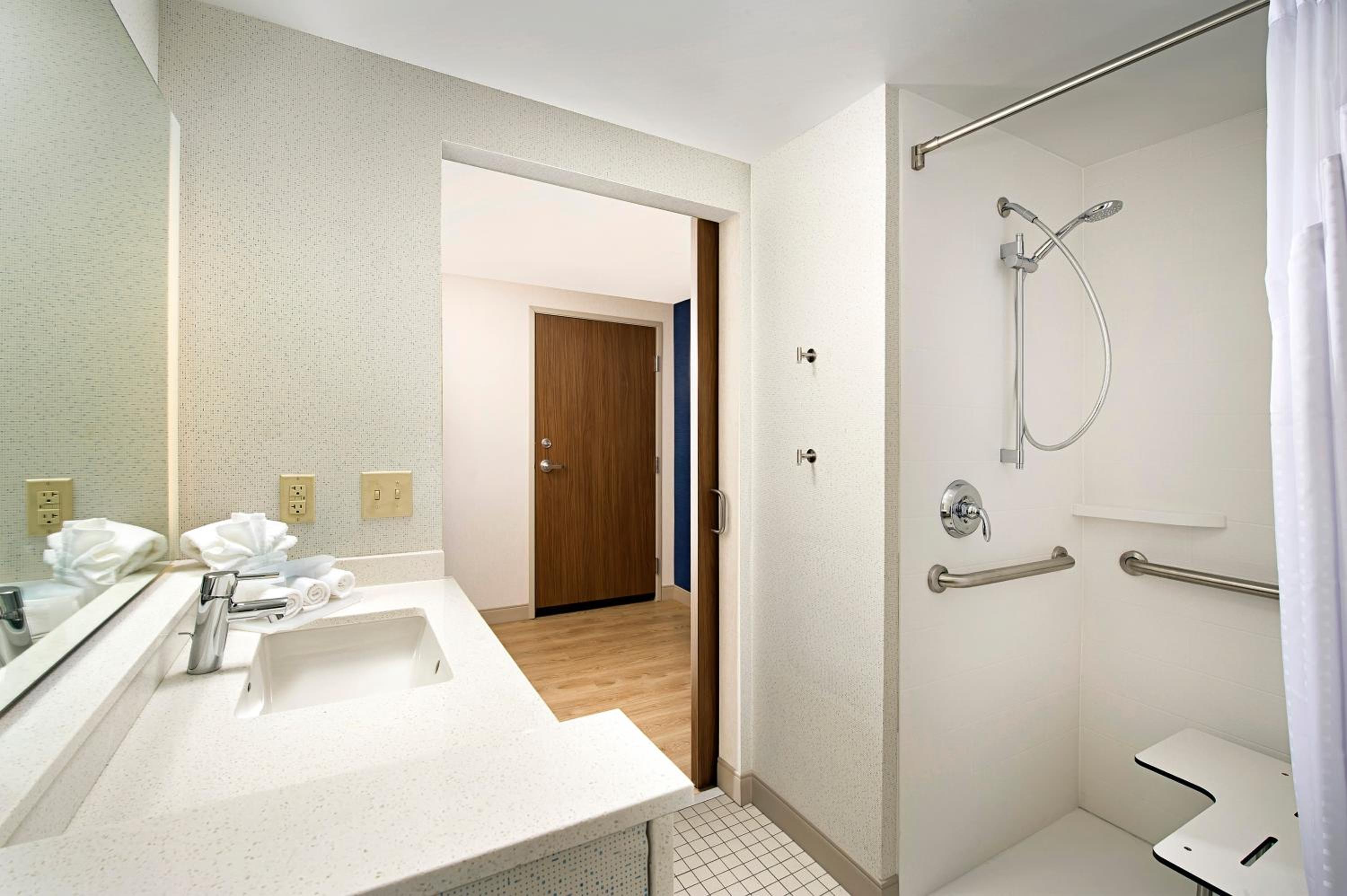 Suite - Mobility Access Tran Shower /Non-Smoking photo 2