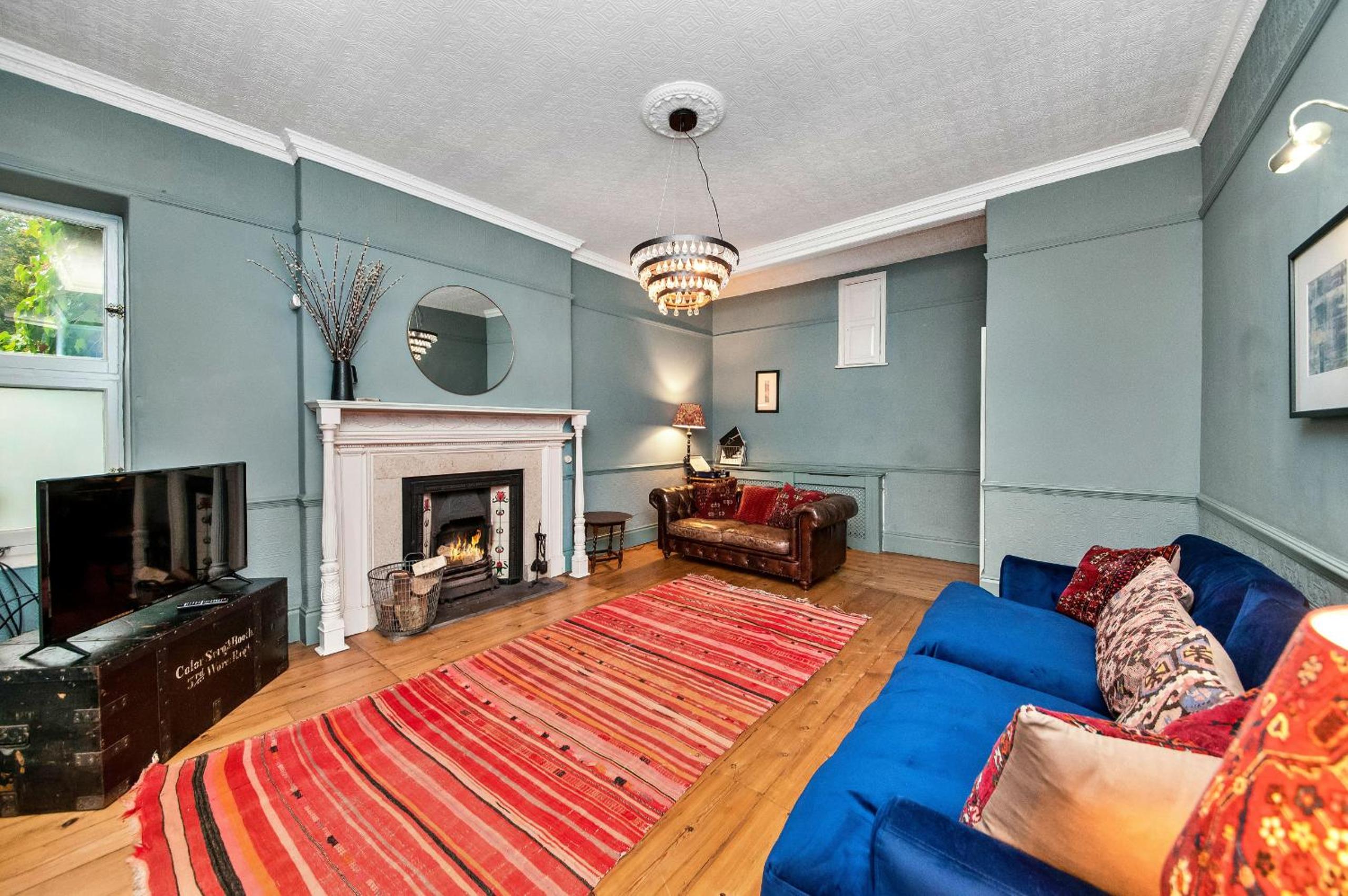 Seven-Bedroom House photo 1
