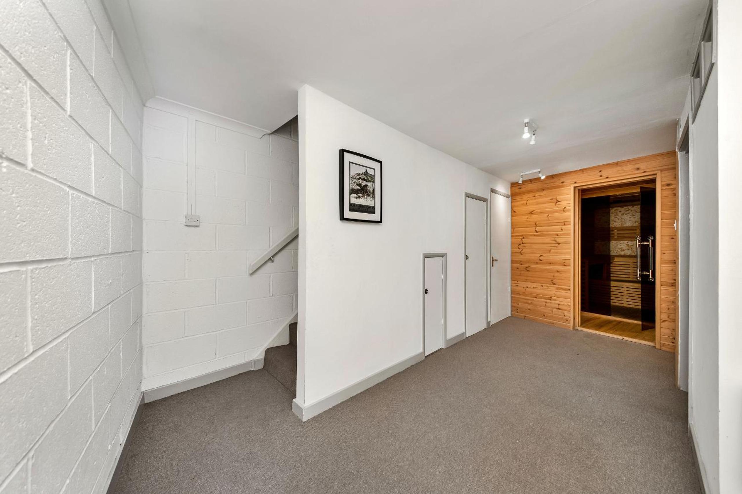 Seven-Bedroom House photo 2