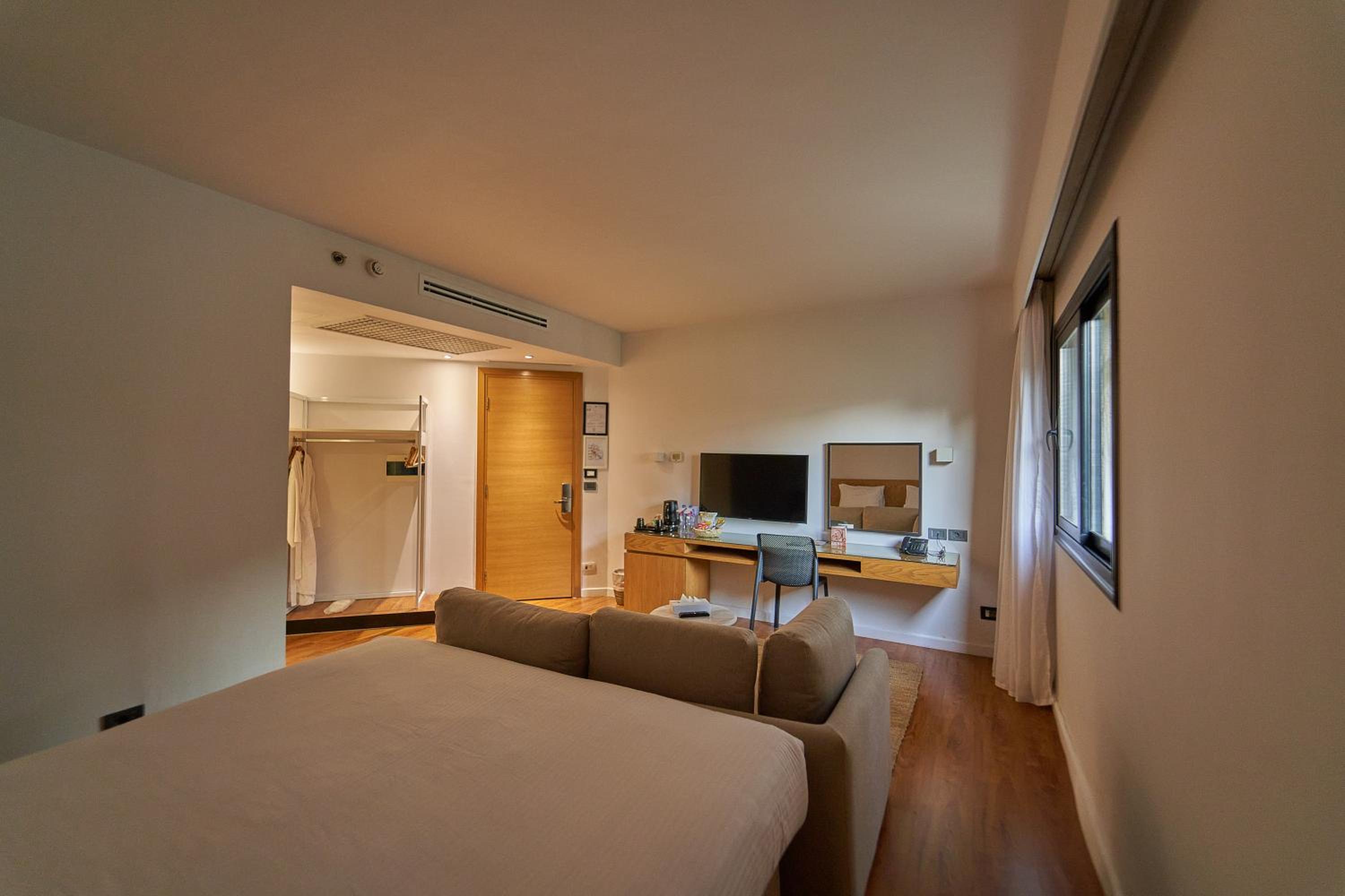 Superior King Room with Sofa - Photo 1