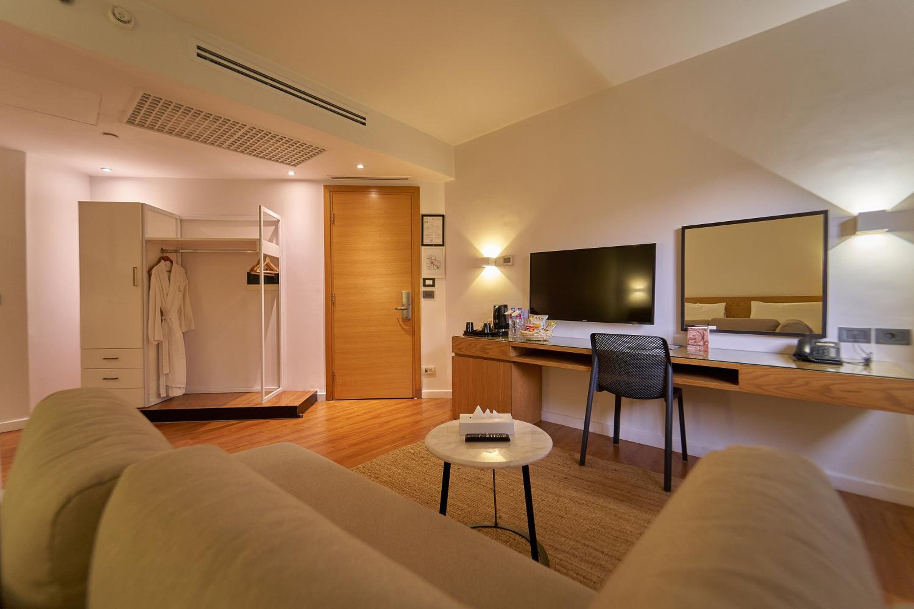 Superior King Room with Sofa - Photo 6