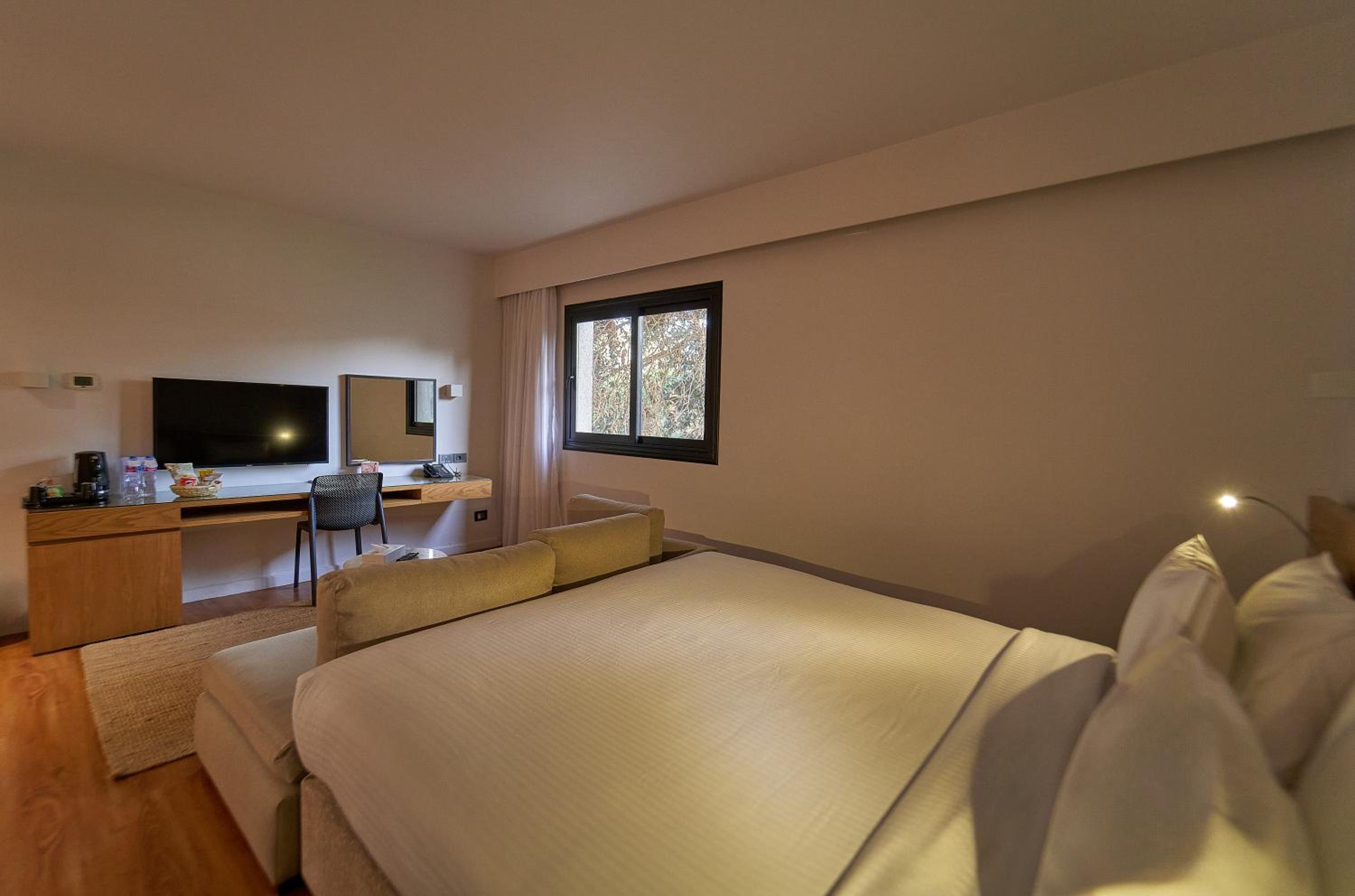 Superior King Room with Sofa - Photo 5
