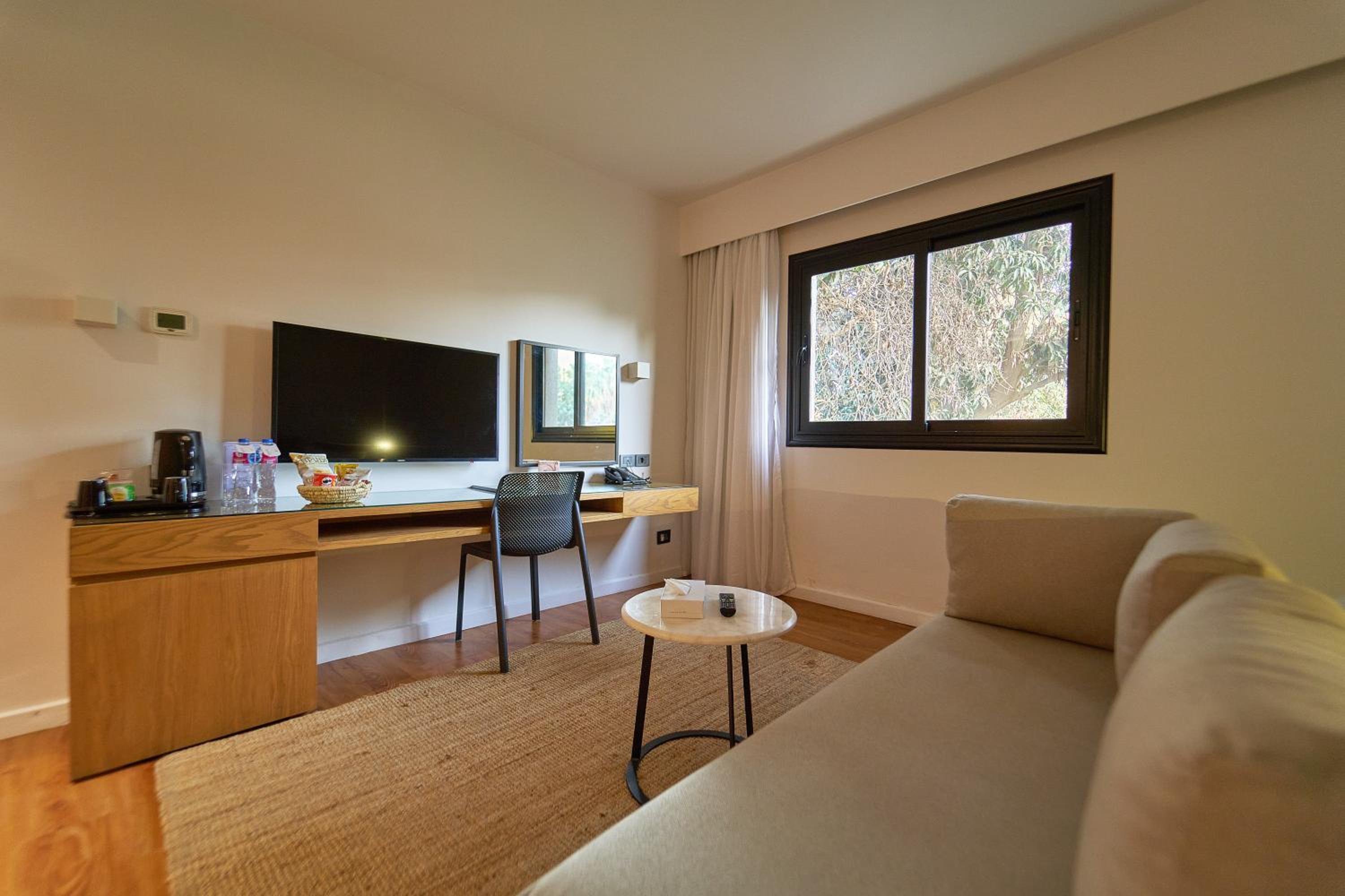 Superior King Room with Sofa - Photo 3